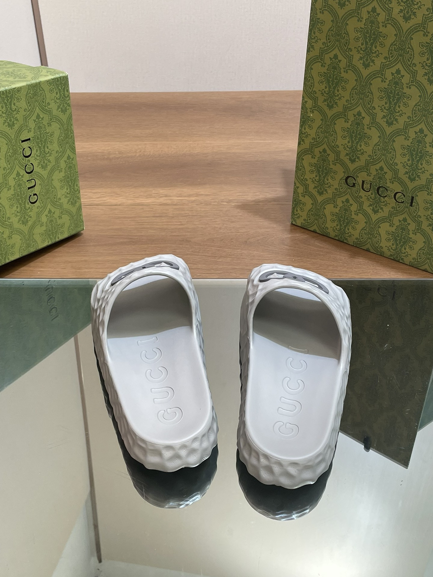 UA G*u*i INTERLOCKING G SLIDE SANDAL Gray