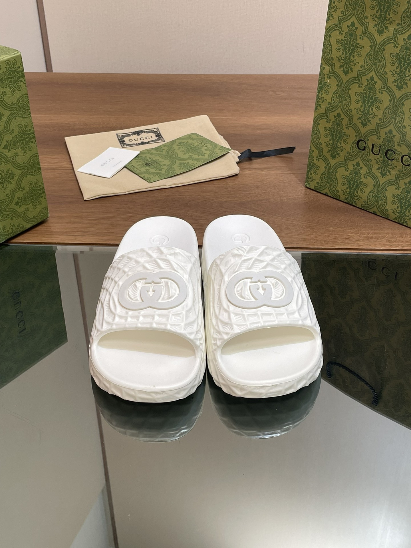 UA G*u*i INTERLOCKING G SLIDE SANDAL White