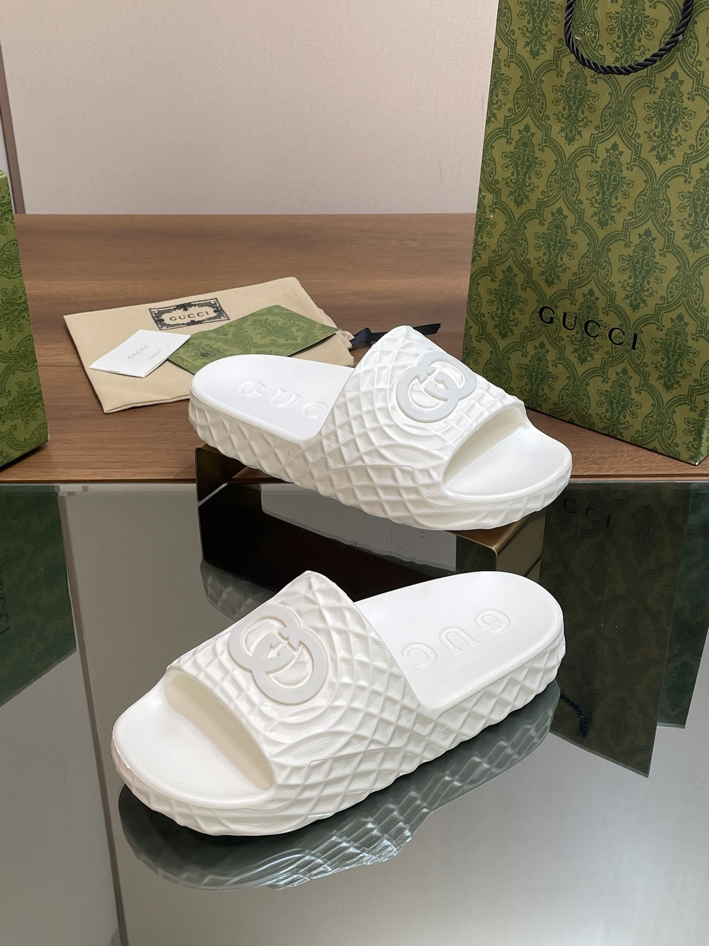 UA G*u*i INTERLOCKING G SLIDE SANDAL White