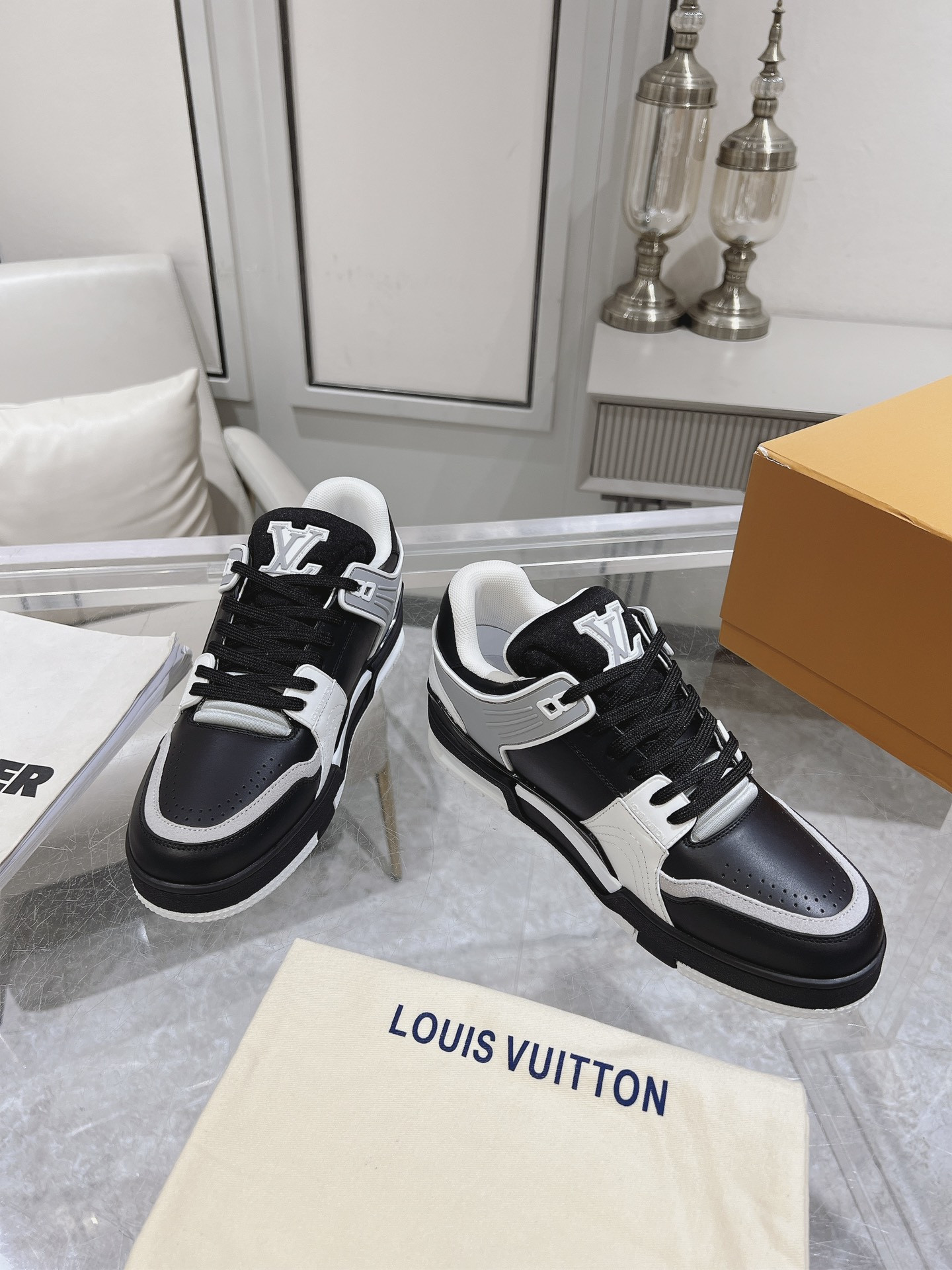 UA LV Trainer Sneaker