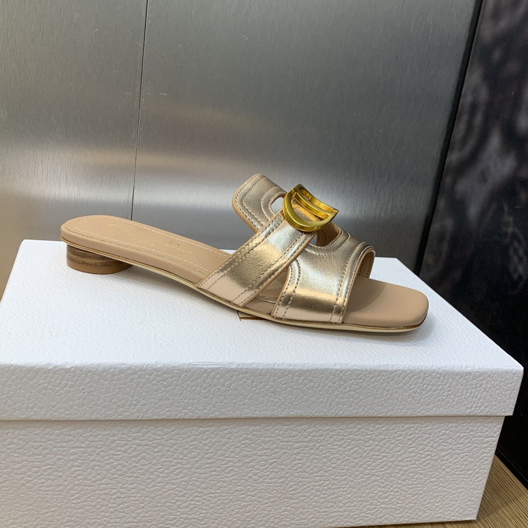 UA D*0r 30 Montaigne Slide