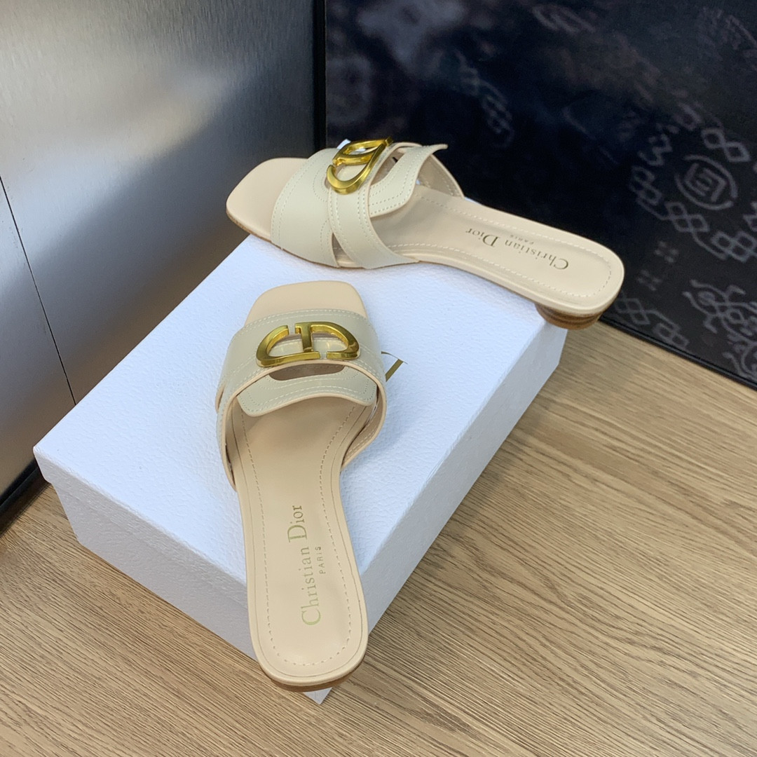 UA D*0r 30 Montaigne Slide