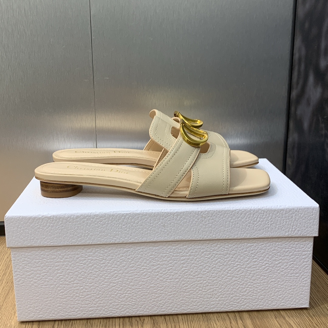 UA D*0r 30 Montaigne Slide