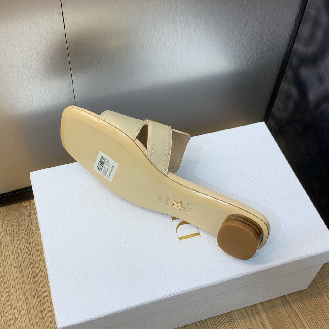 UA D*0r 30 Montaigne Slide