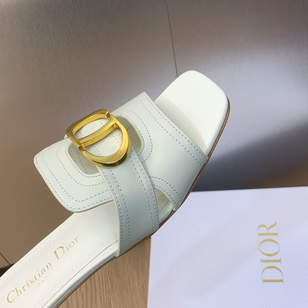 UA D*0r 30 Montaigne Slide