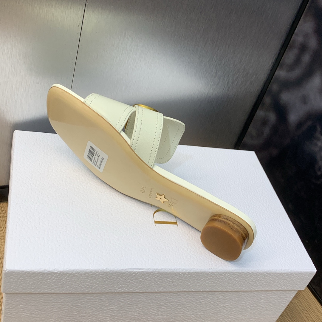 UA D*0r 30 Montaigne Slide