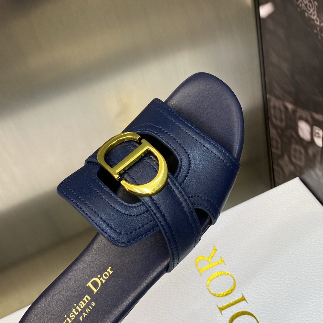 UA D*0r 30 Montaigne Slide