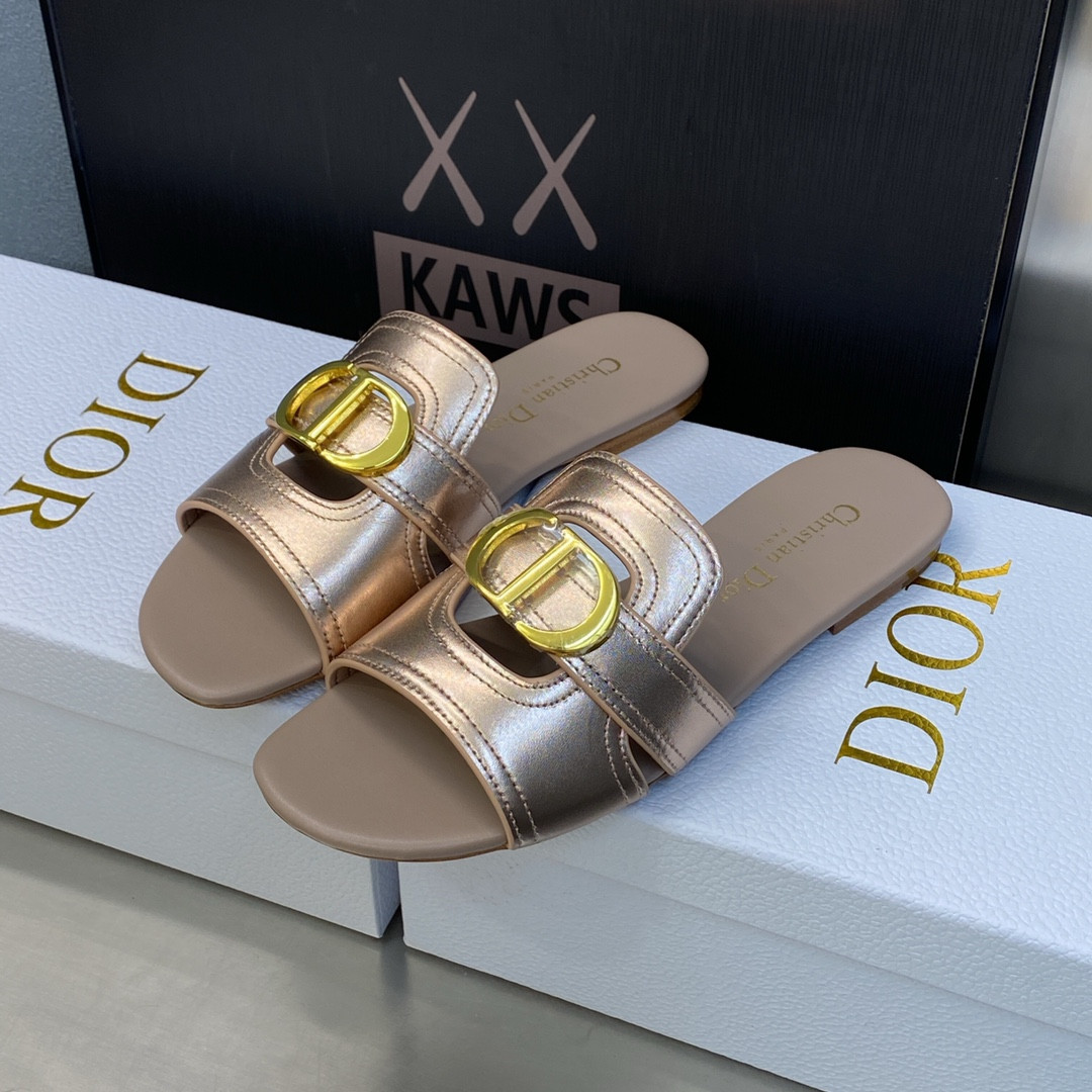 UA D*0r 30 Montaigne Slide