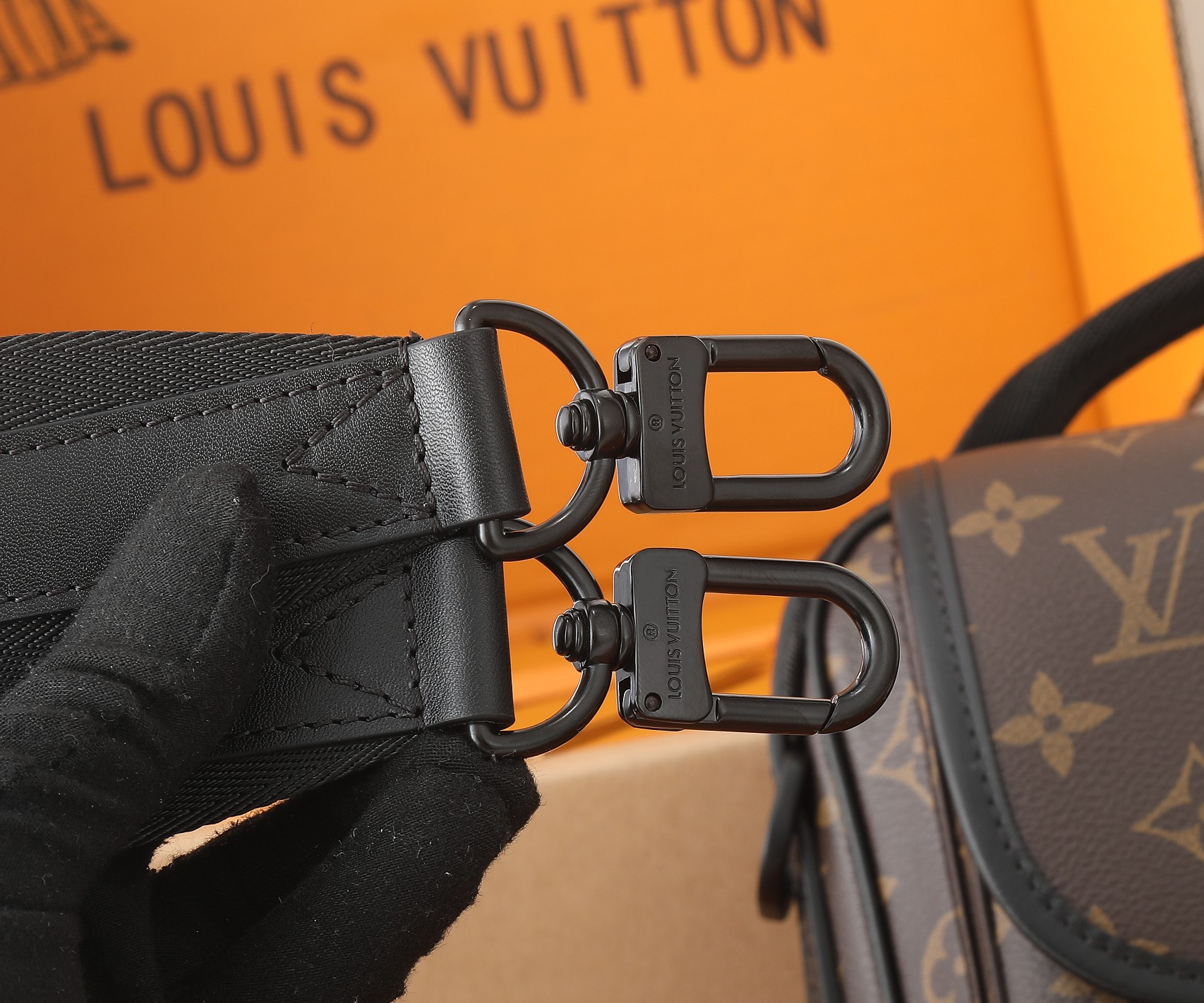 LV Quest Messenger M46973 7.1 x 7.1 x 3.9 inches