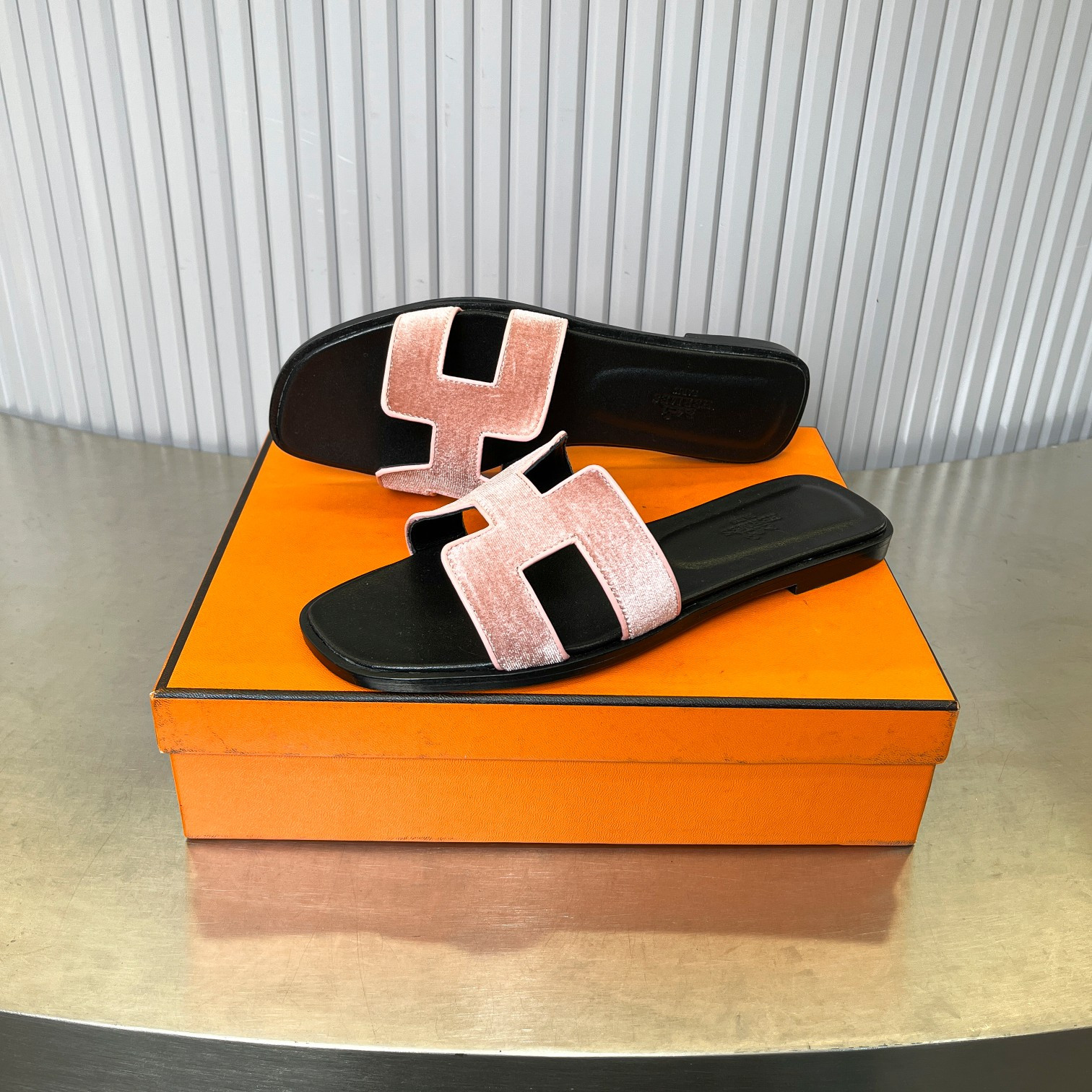 UA Hermès Oran sandal
