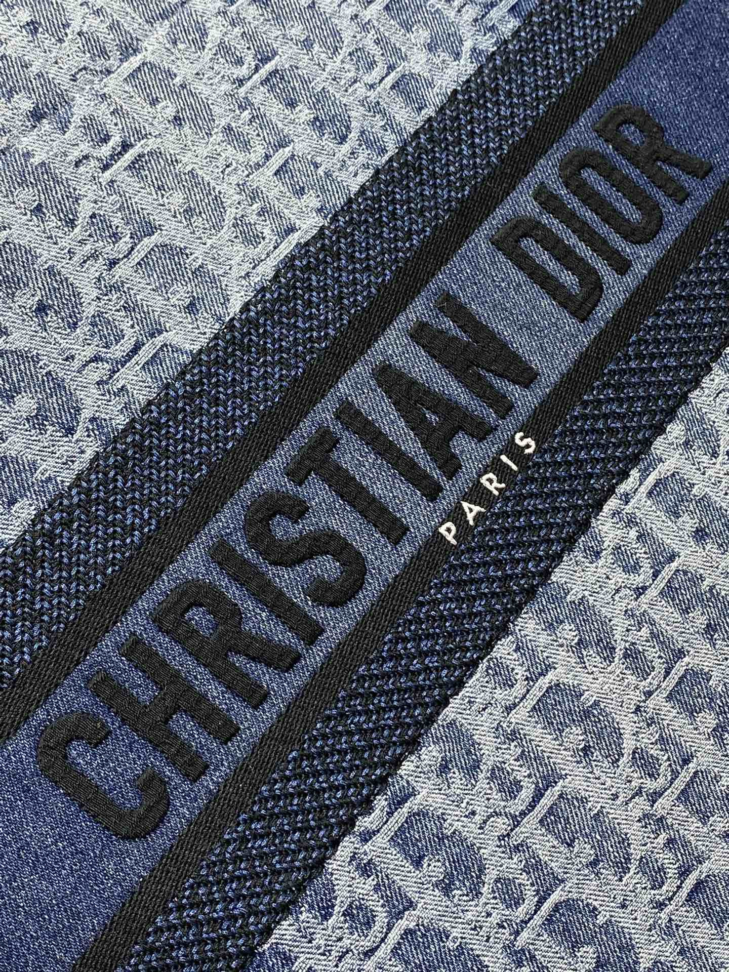 Medium D*0r Book Tote Blue Denim D*0r Oblique Jacquard 36 x 27.5 x 16.5 cm