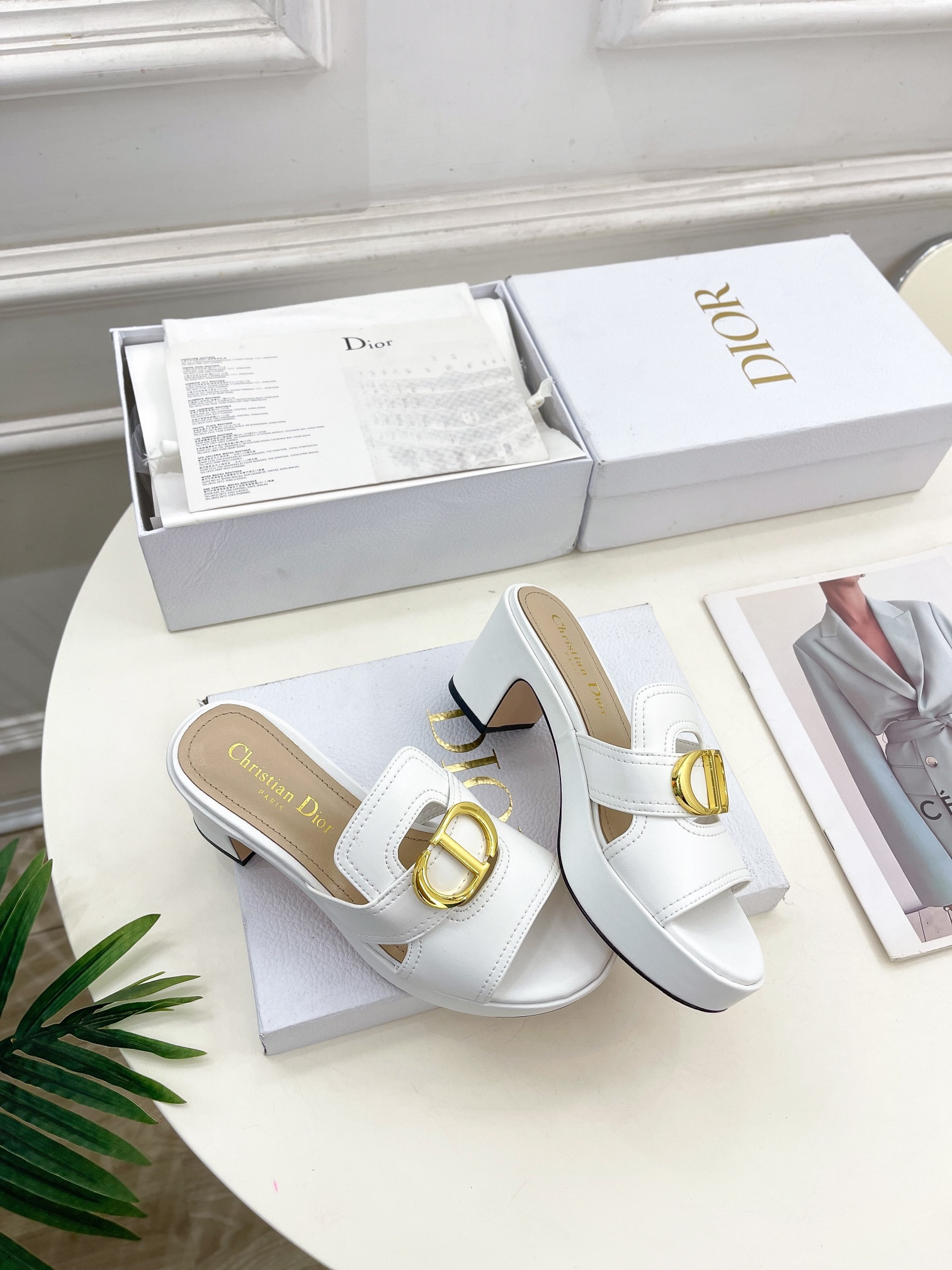 UA D*0r 30 Montaigne Platform Slide