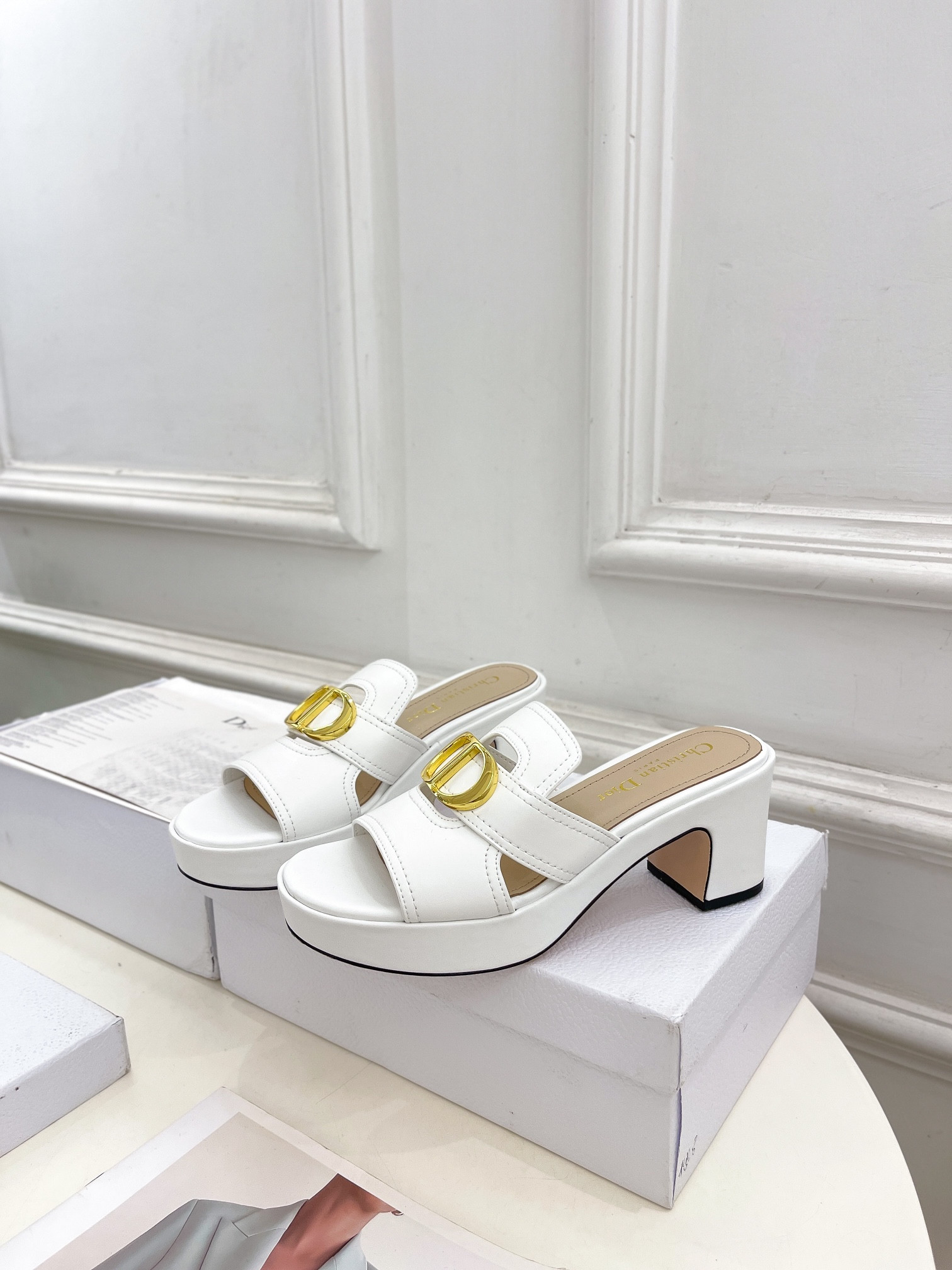 UA D*0r 30 Montaigne Platform Slide