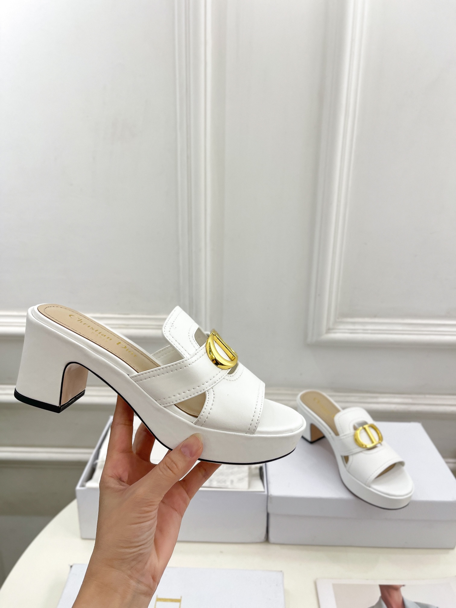 UA D*0r 30 Montaigne Platform Slide