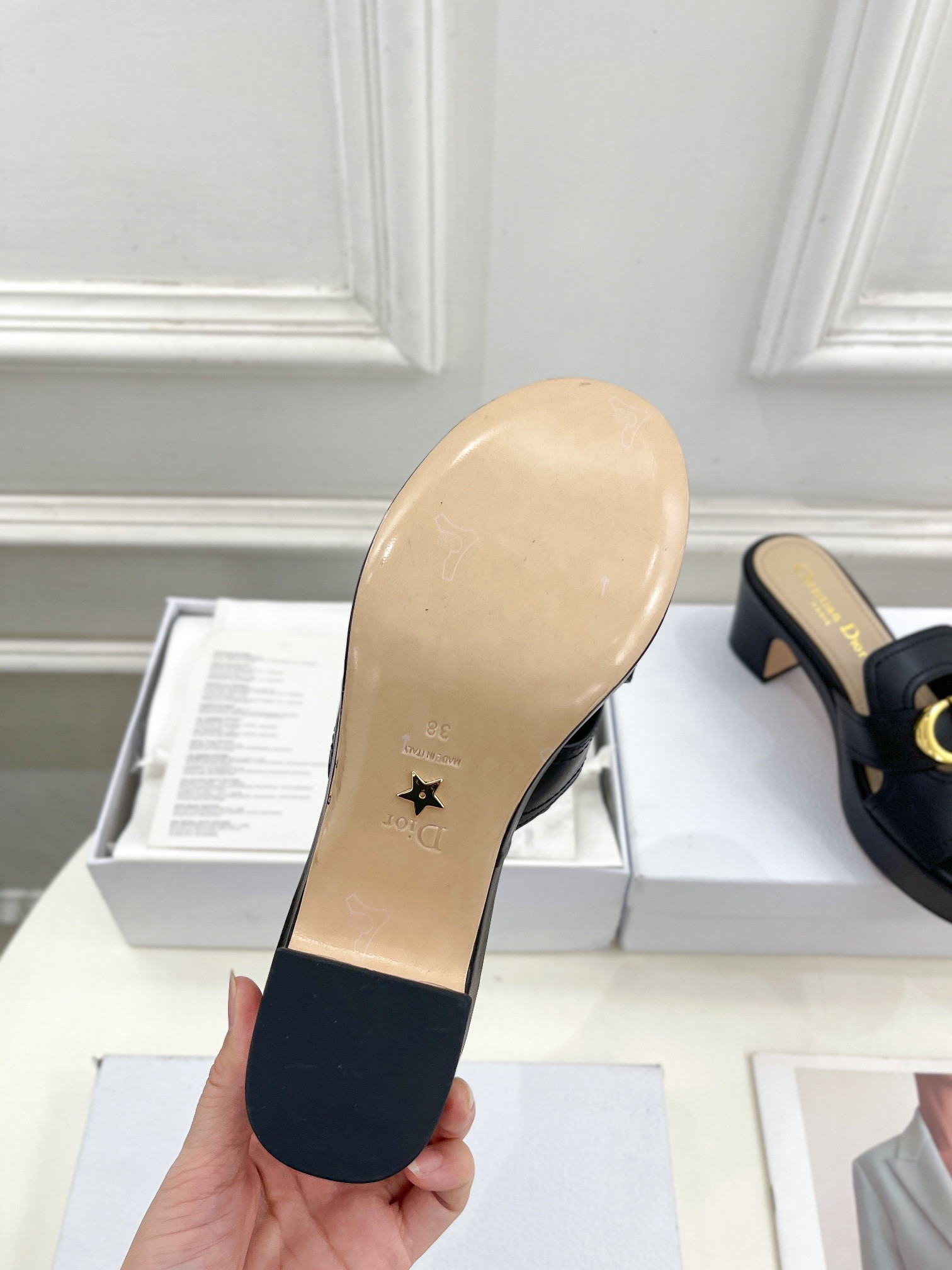 UA D*0r 30 Montaigne Platform Slide