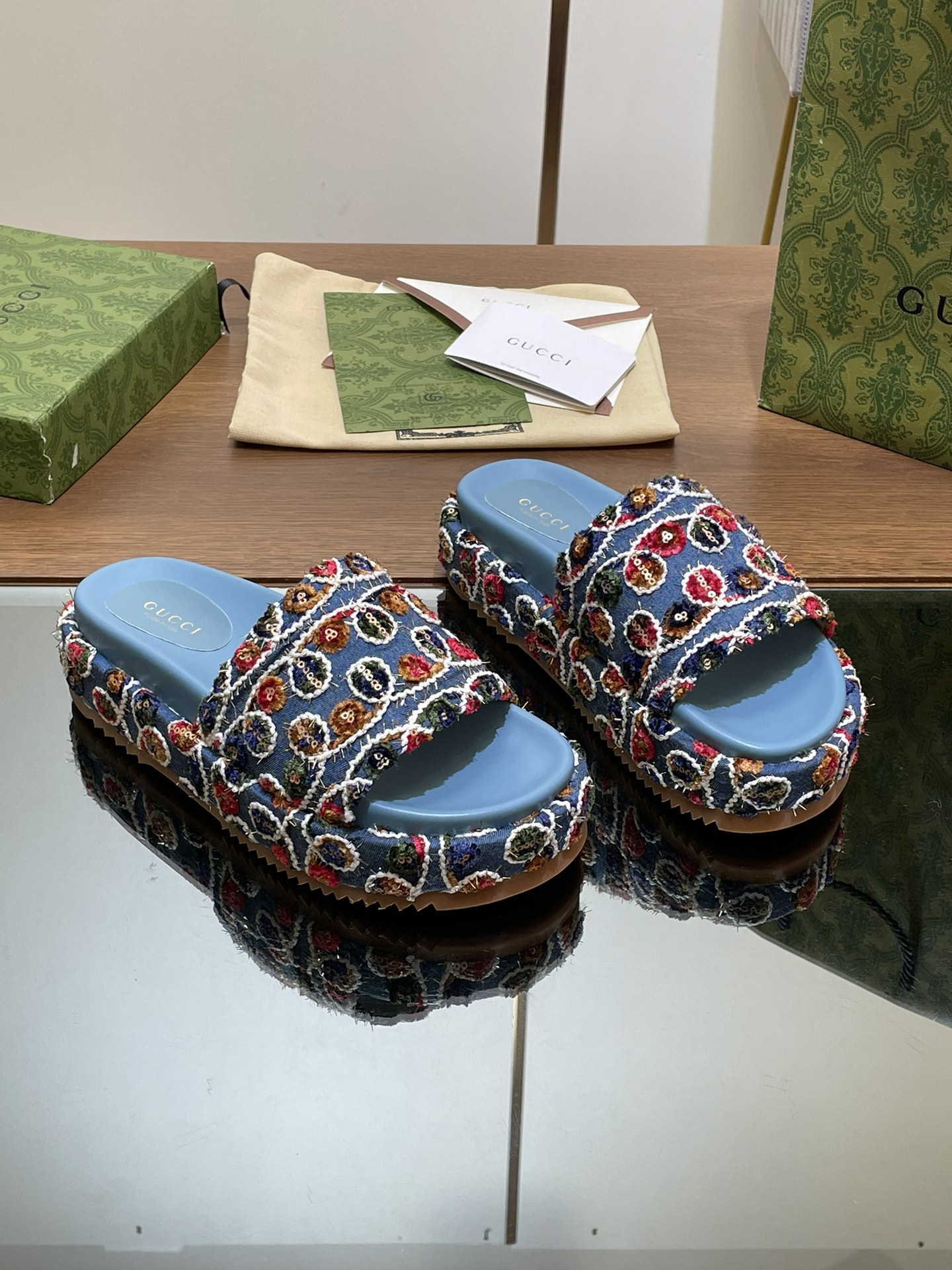 UA G*u*i PLATFORM SLIDE