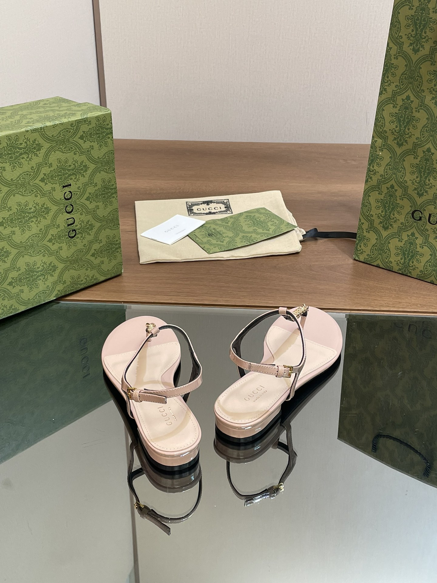 UA G*u*i SIGNORIA THONG SANDAL