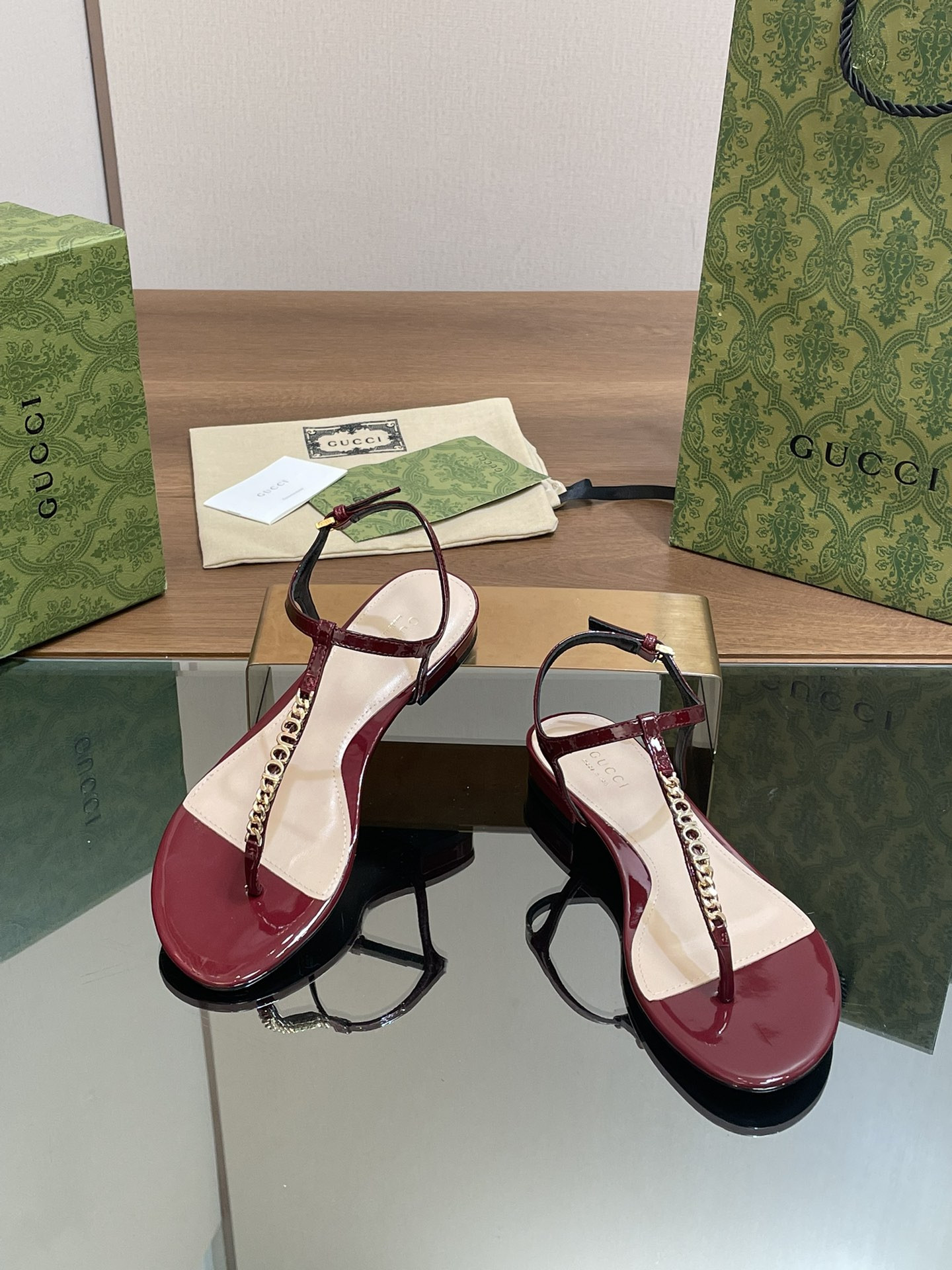 UA G*u*i SIGNORIA THONG SANDAL