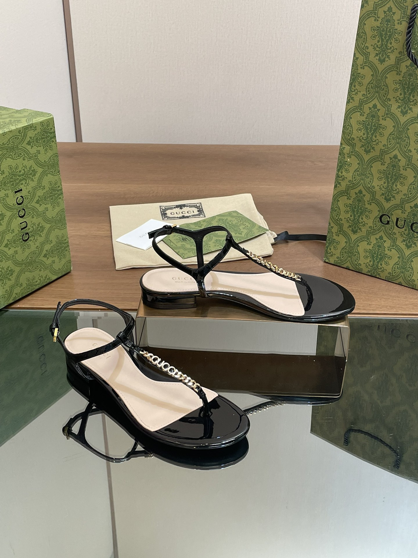 UA G*u*i SIGNORIA THONG SANDAL