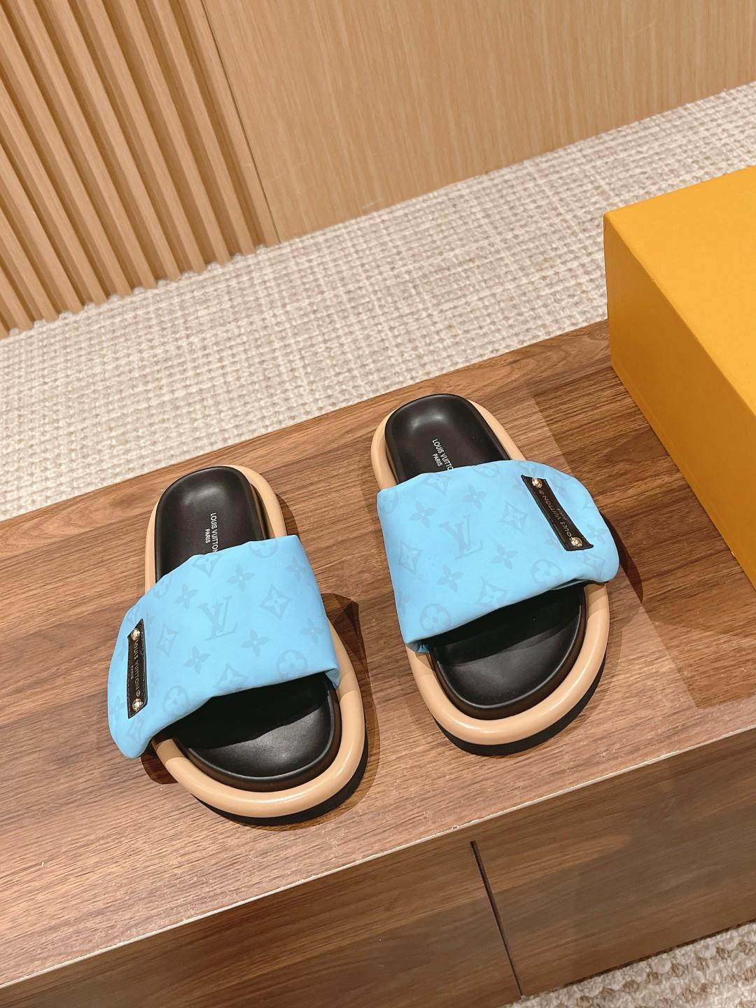 UA LV Pool Pillow Flat Comfort Mule