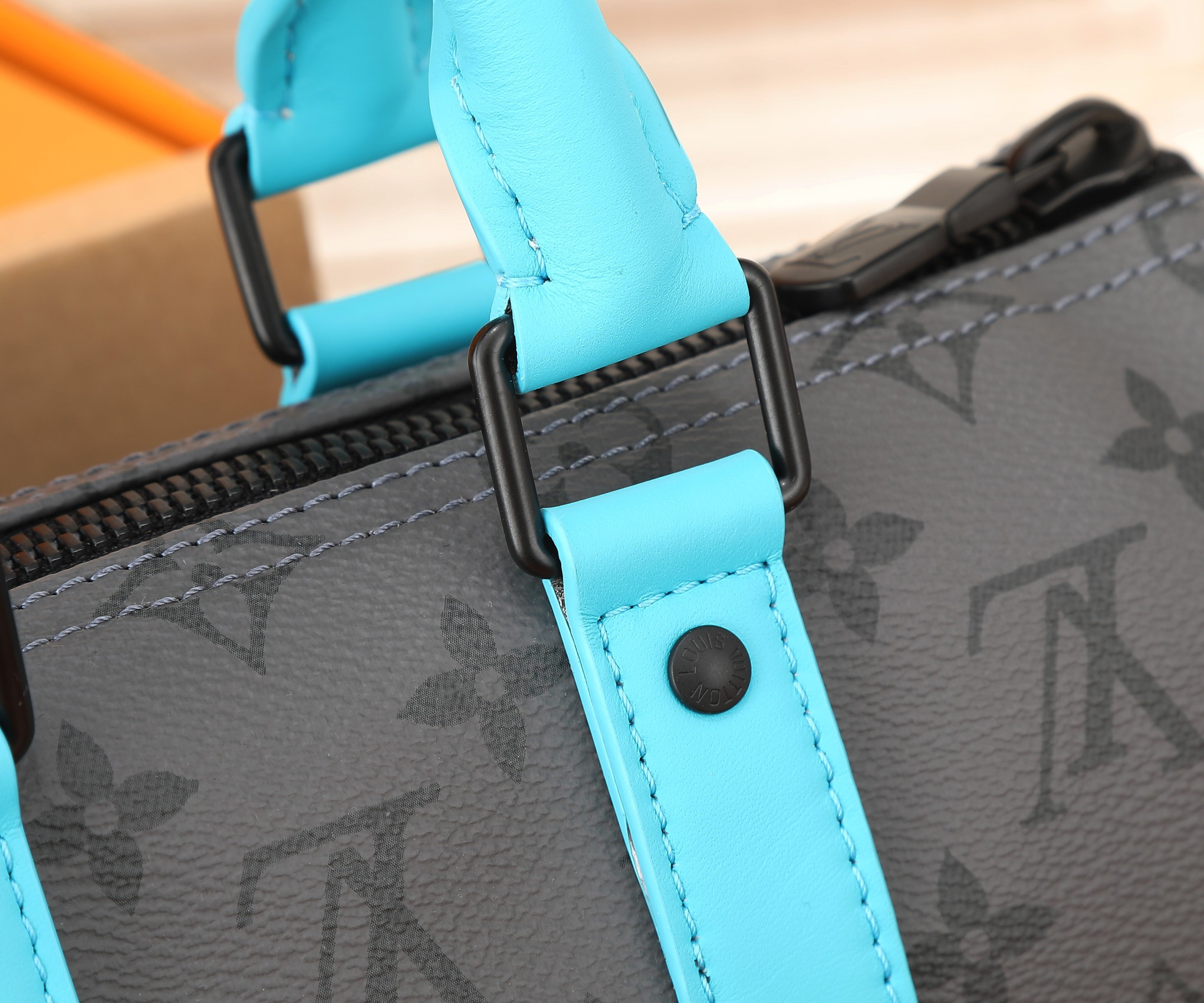 LV Keepall Bandoulière 25 M11645 9.8 x 5.9 x 4.3 inches