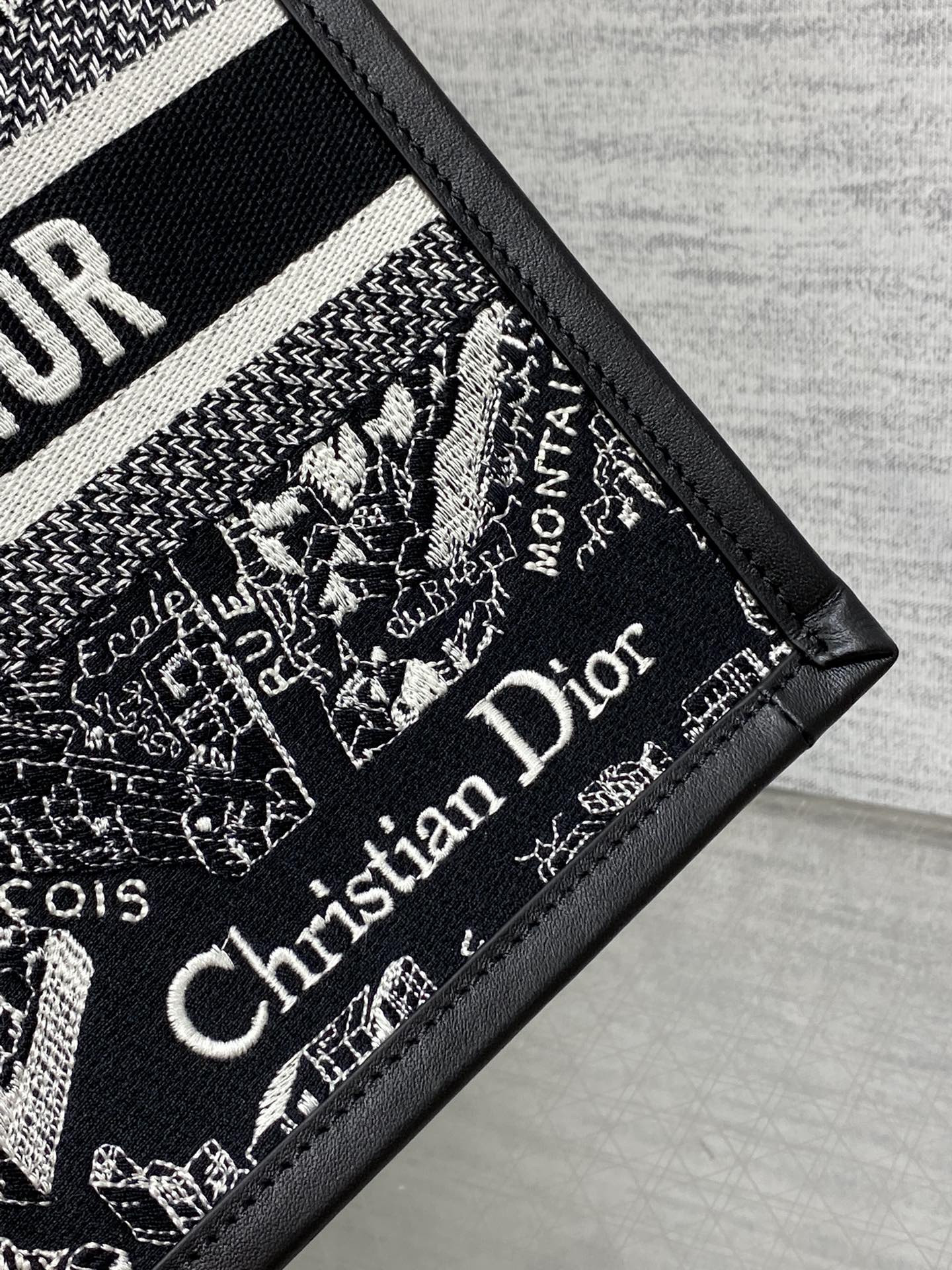 D*0r Small D*0r Book Tote White and Black Plan de Paris Embroidery and Black Calfskin 26.5 x 21 x 14 cm