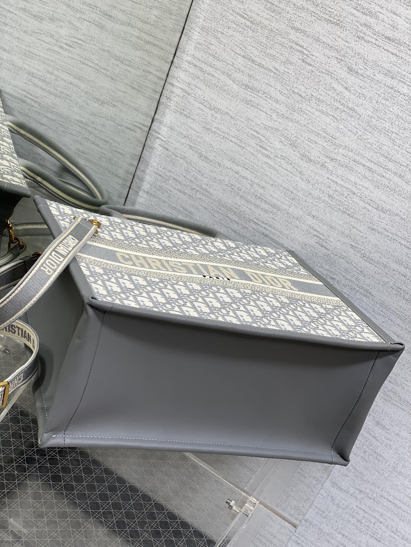 D*0r Medium D*0r Book Tote Gray D*0r Oblique Embroidery and Calfskin 36.5 x 28 x 17.5 cm