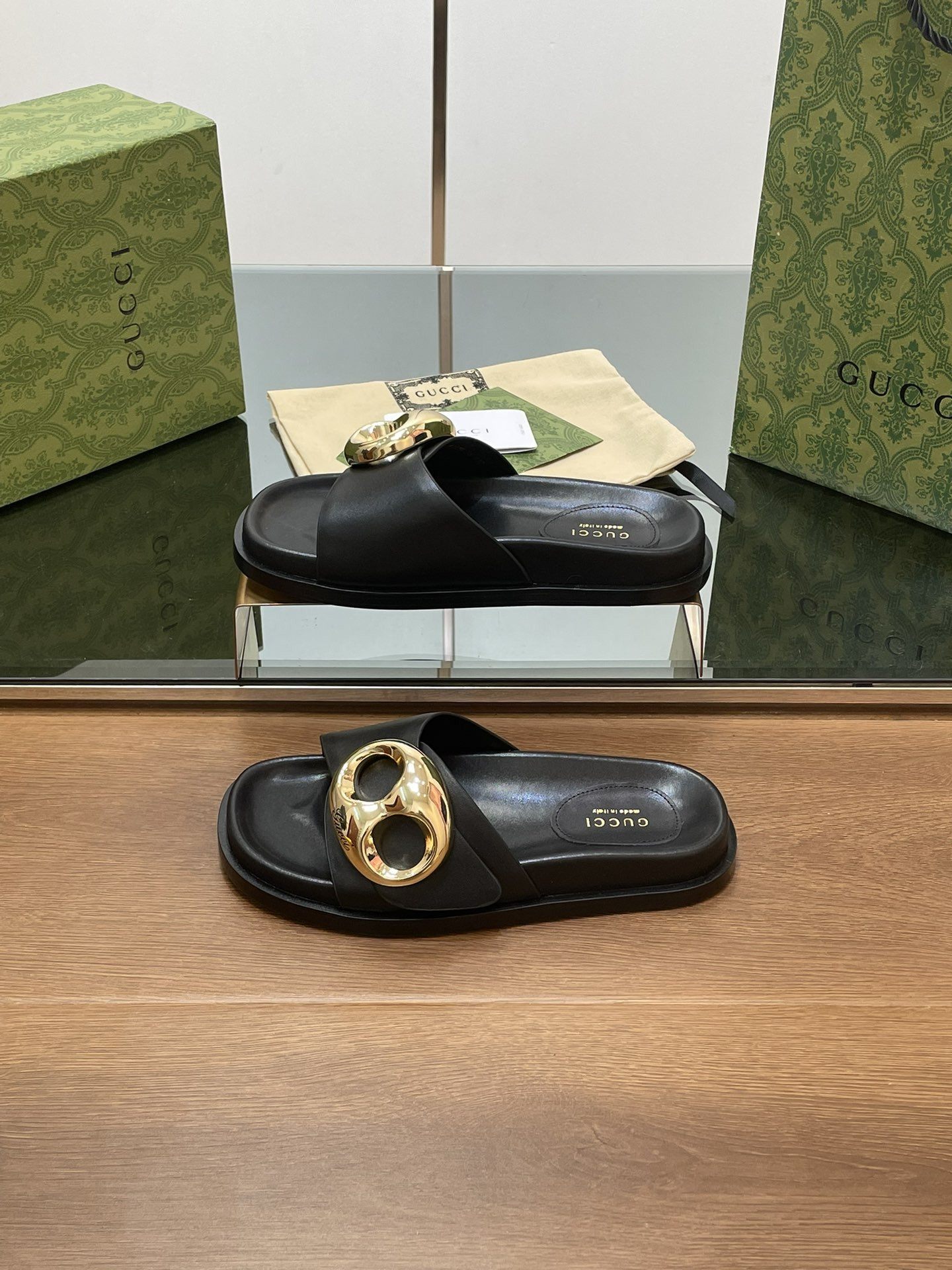 UA G*u*i MARINA CHAIN SLIDE SANDAL