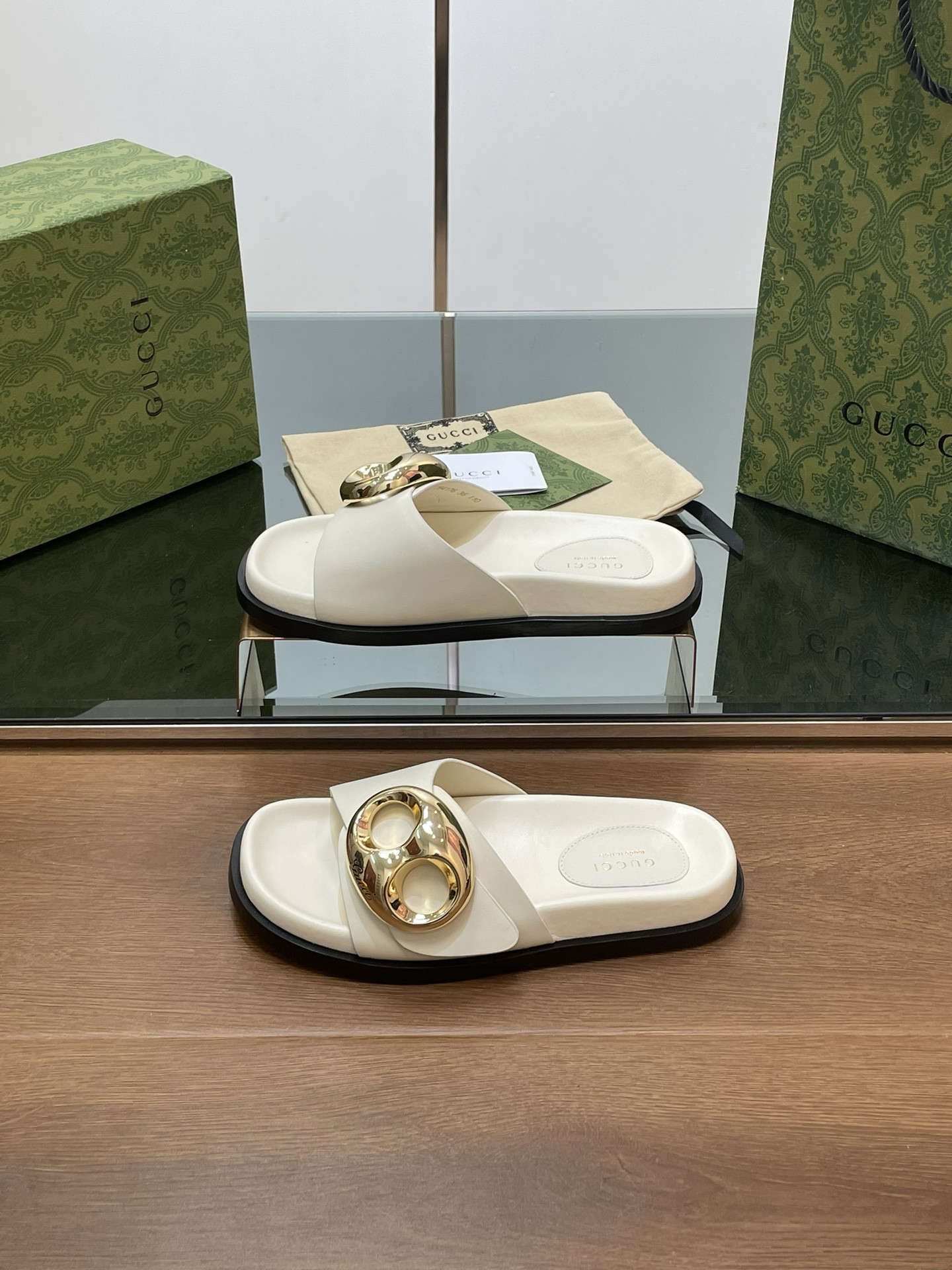 UA G*u*i MARINA CHAIN SLIDE SANDAL