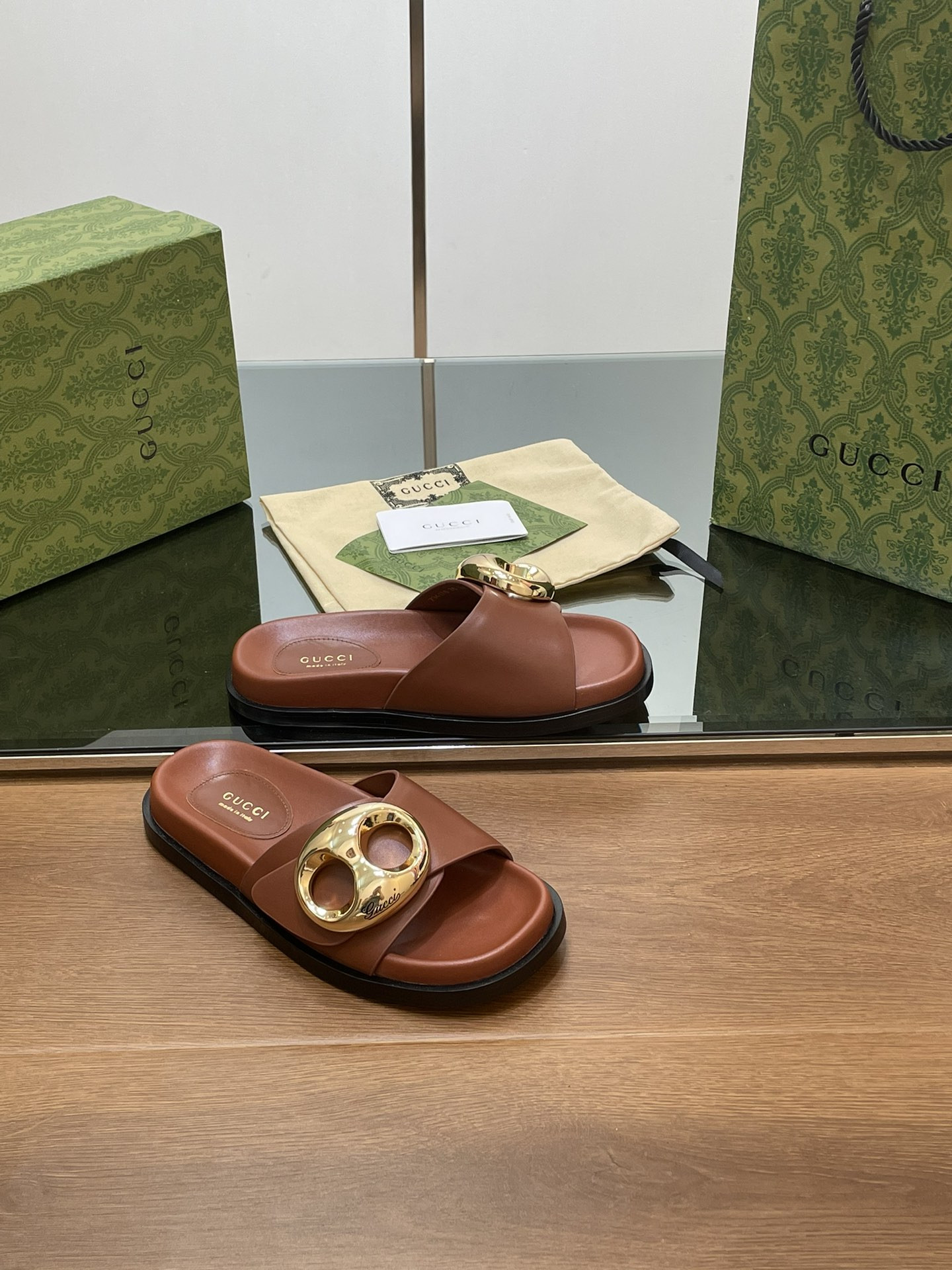 UA G*u*i MARINA CHAIN SLIDE SANDAL