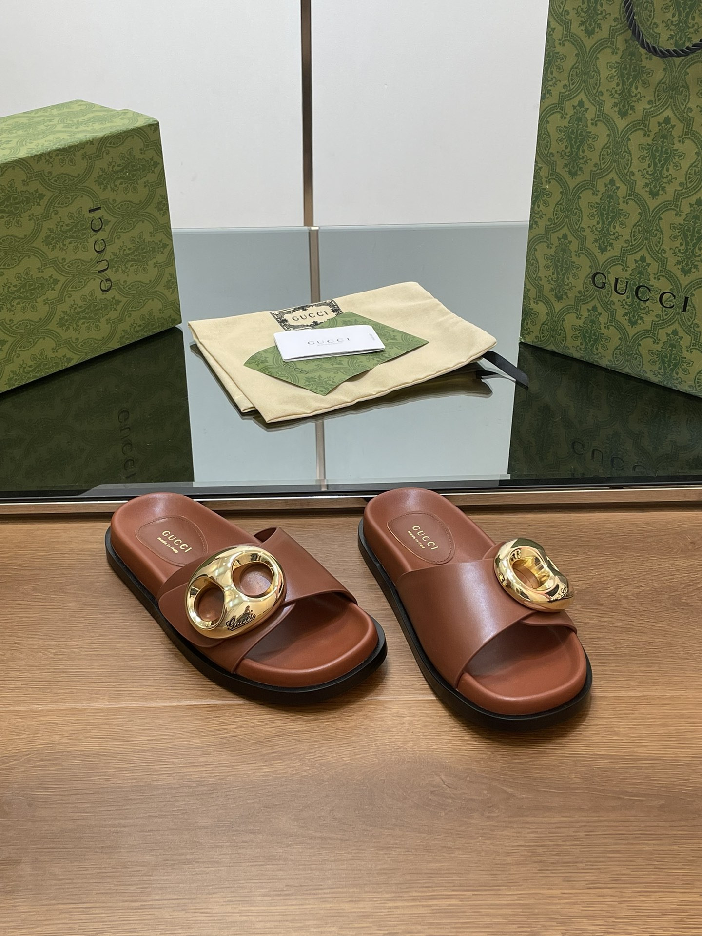 UA G*u*i MARINA CHAIN SLIDE SANDAL