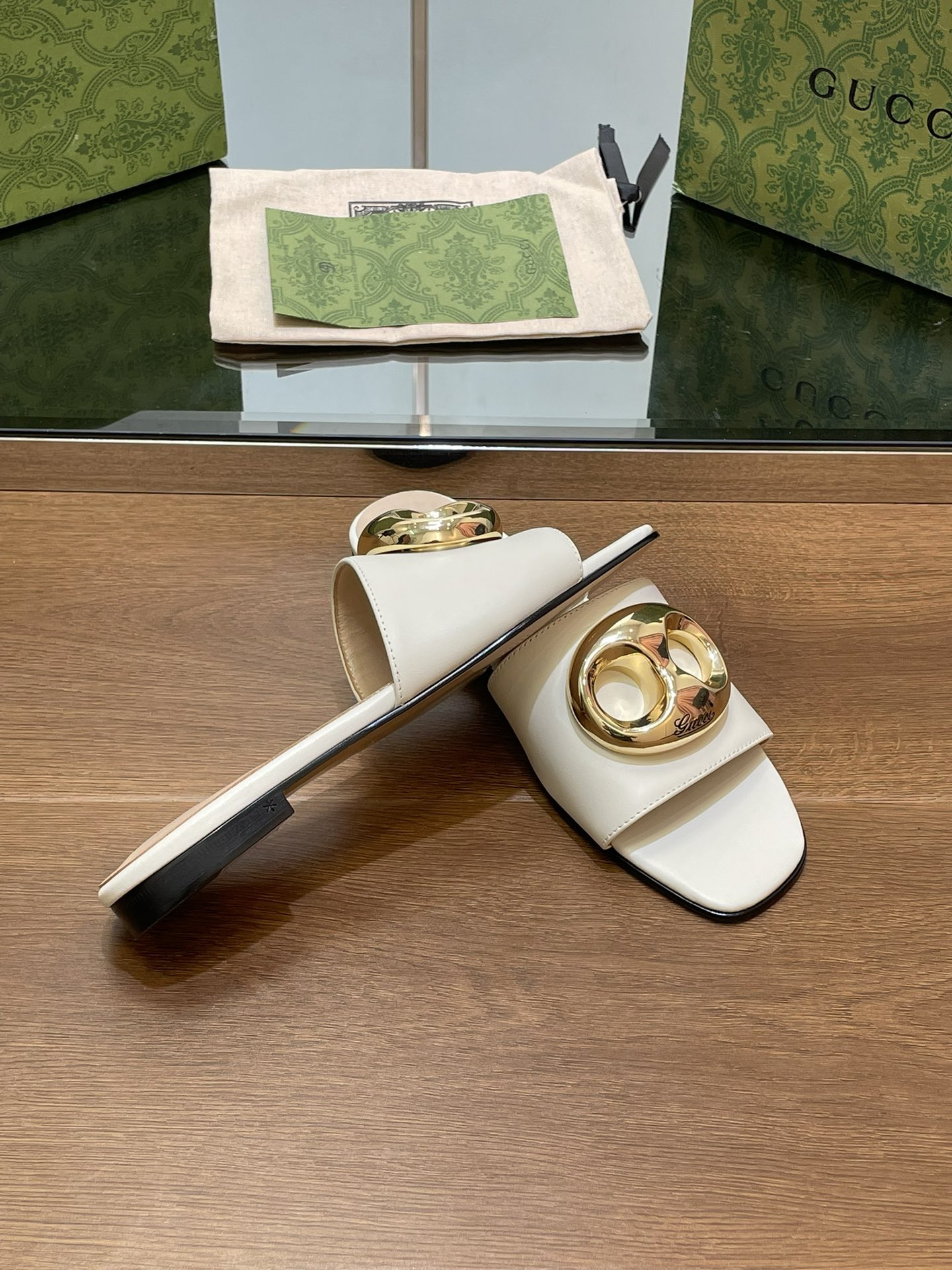 UA G*u*i MARINA CHAIN SLIDE