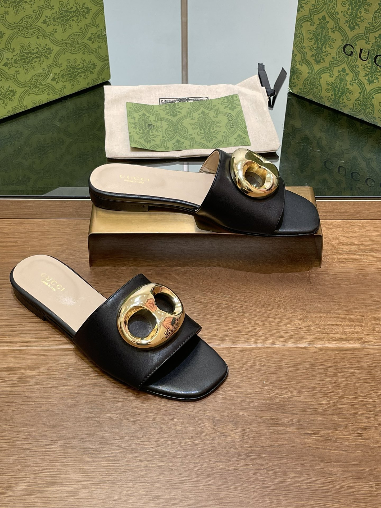 UA G*u*i MARINA CHAIN SLIDE