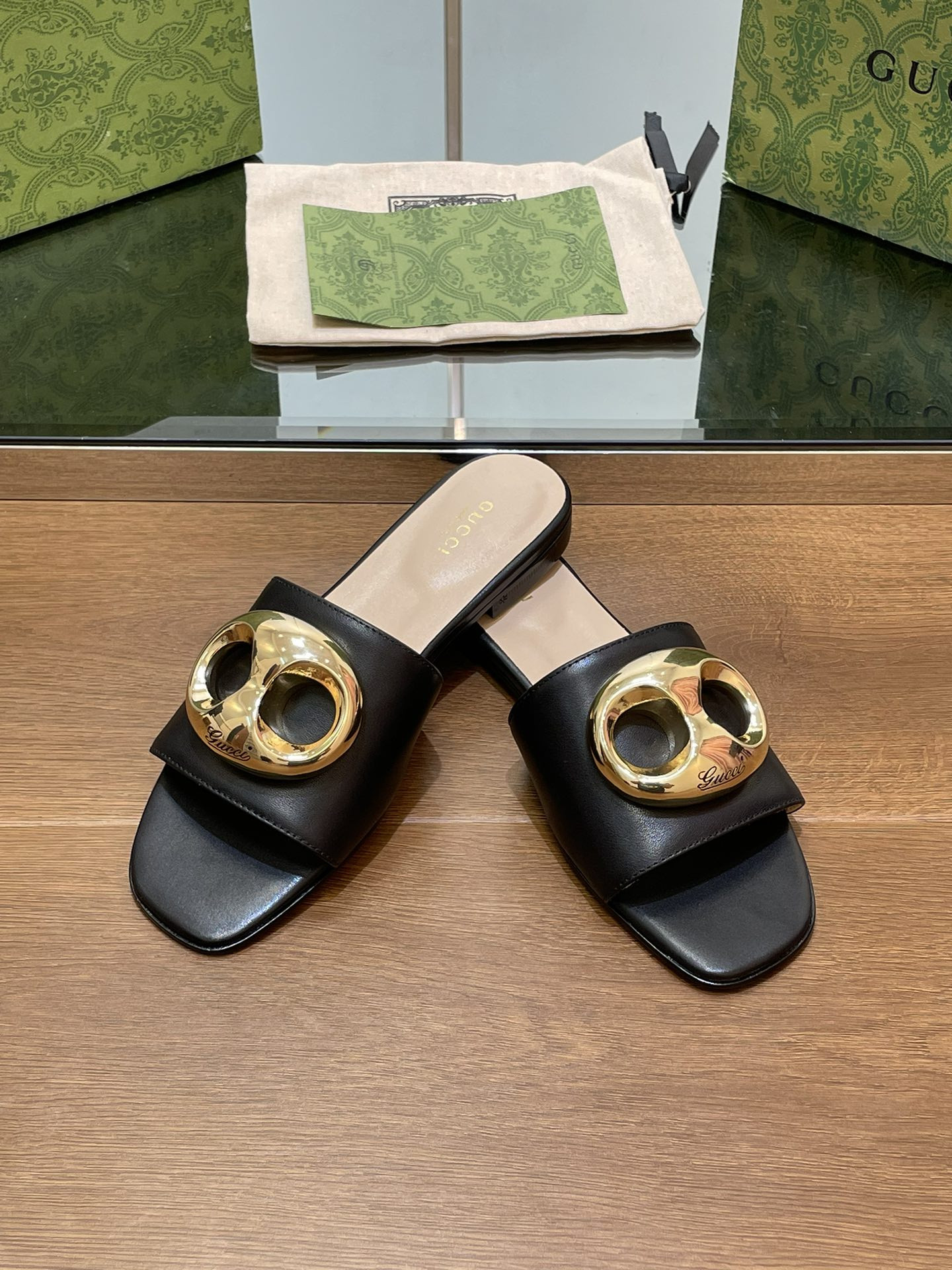 UA G*u*i MARINA CHAIN SLIDE