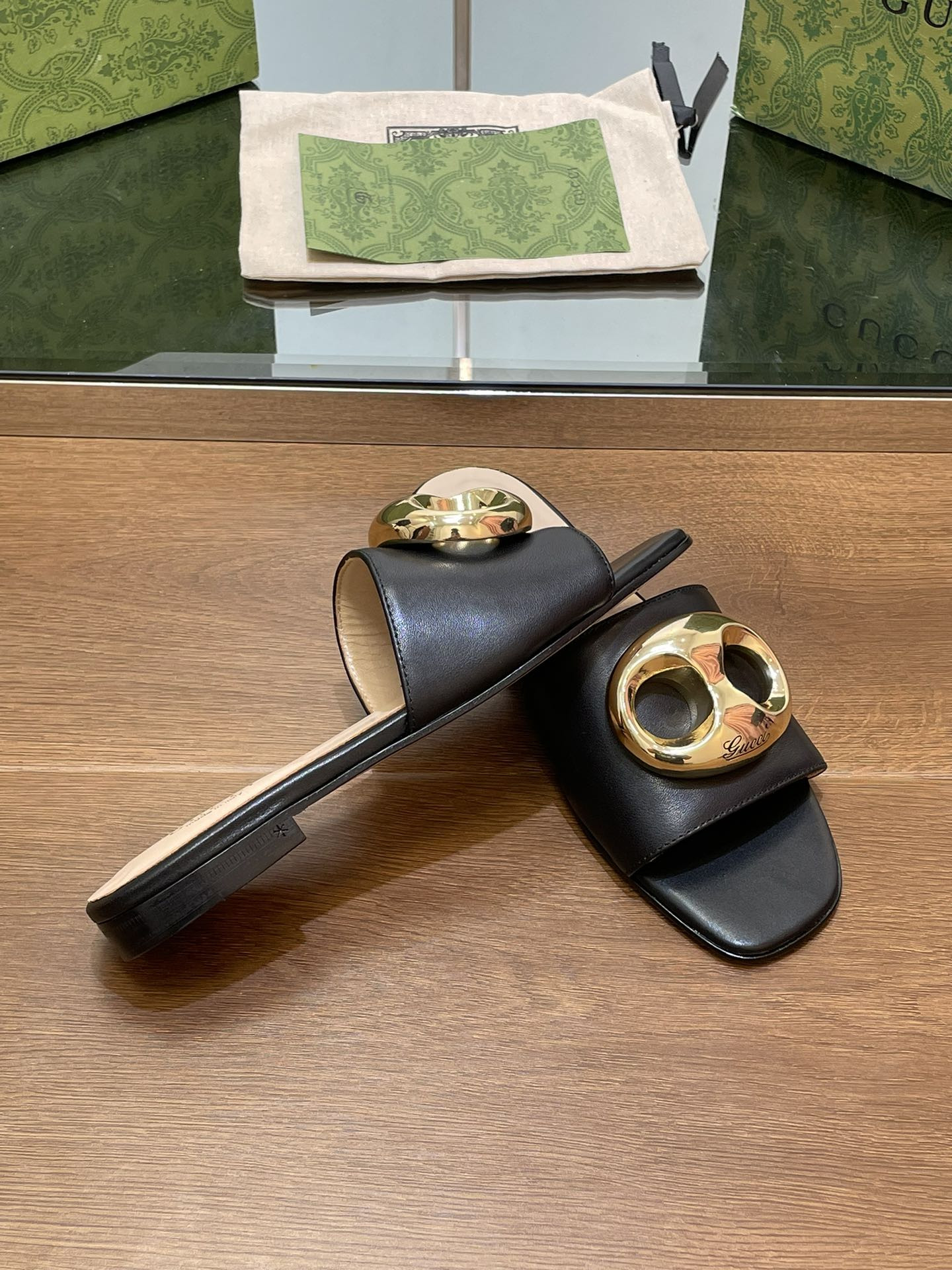 UA G*u*i MARINA CHAIN SLIDE