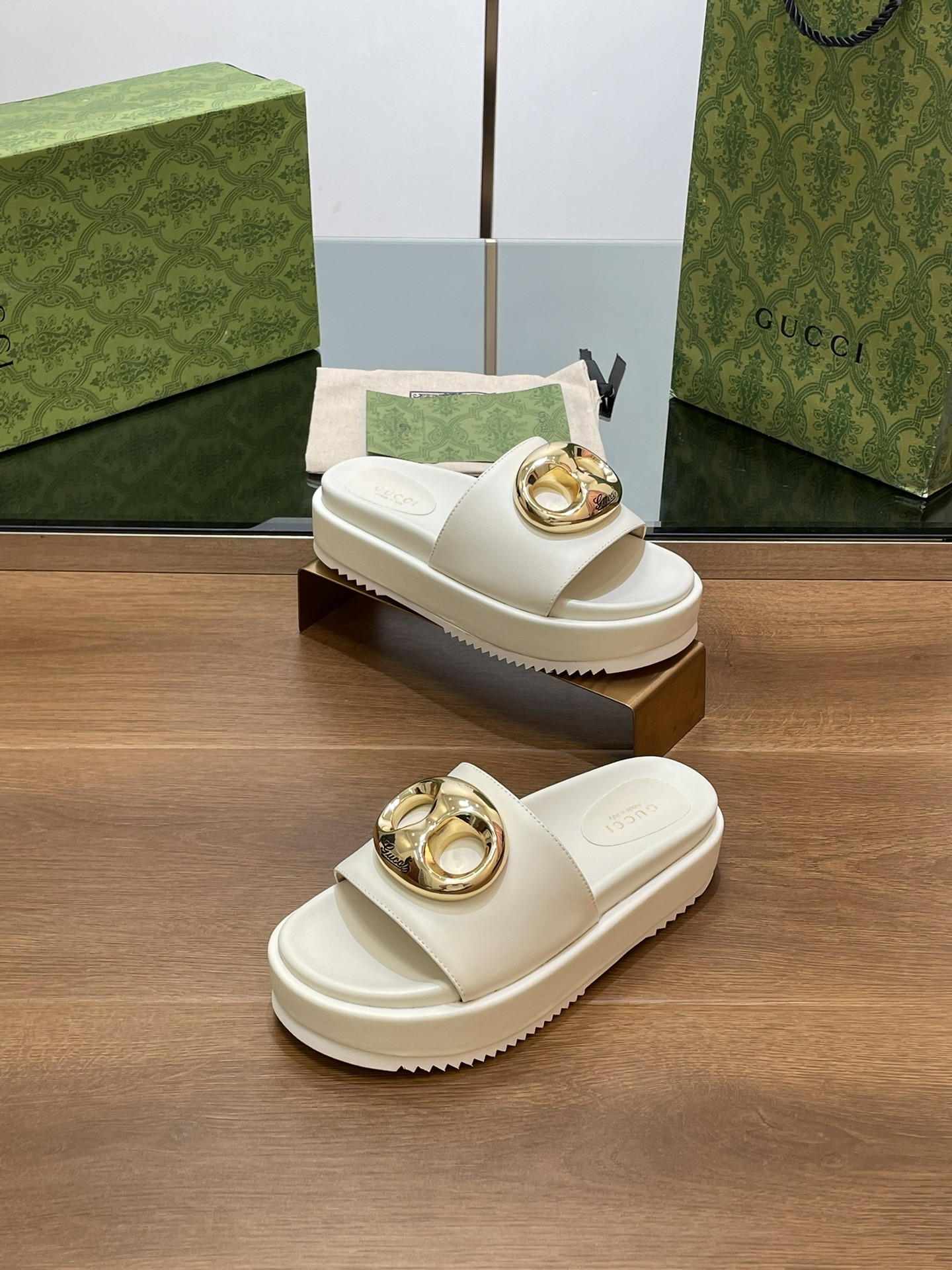 UA G*u*i MARINA CHAIN SLIDE