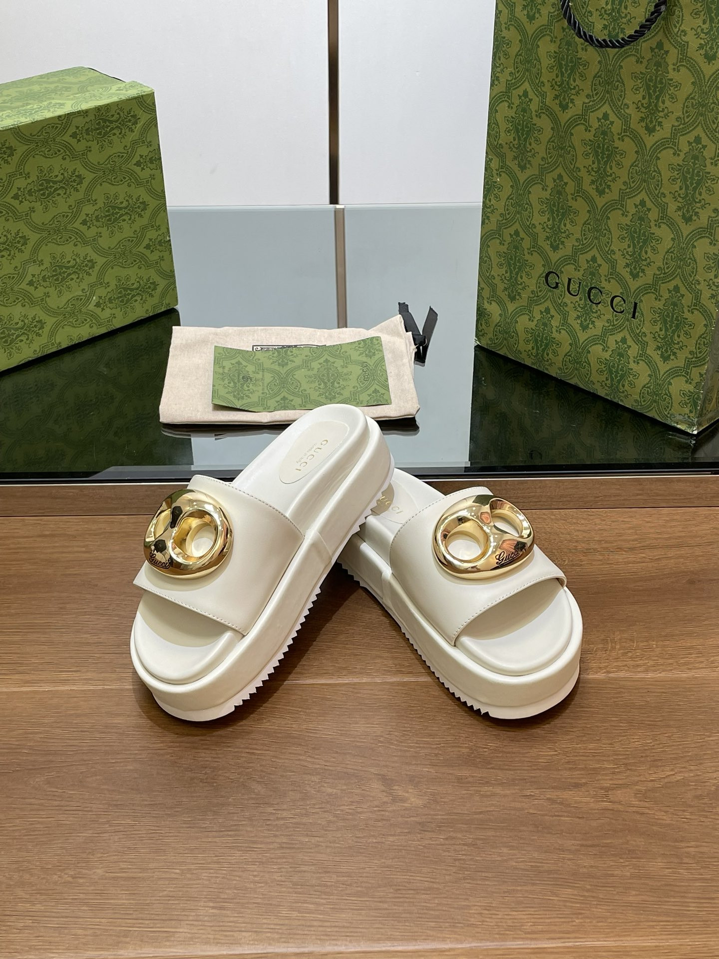 UA G*u*i MARINA CHAIN SLIDE