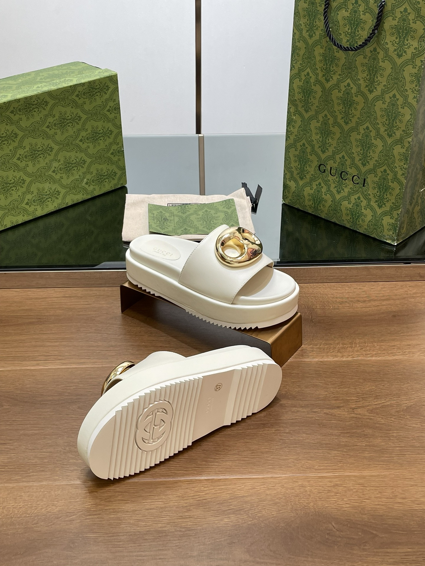 UA G*u*i MARINA CHAIN SLIDE