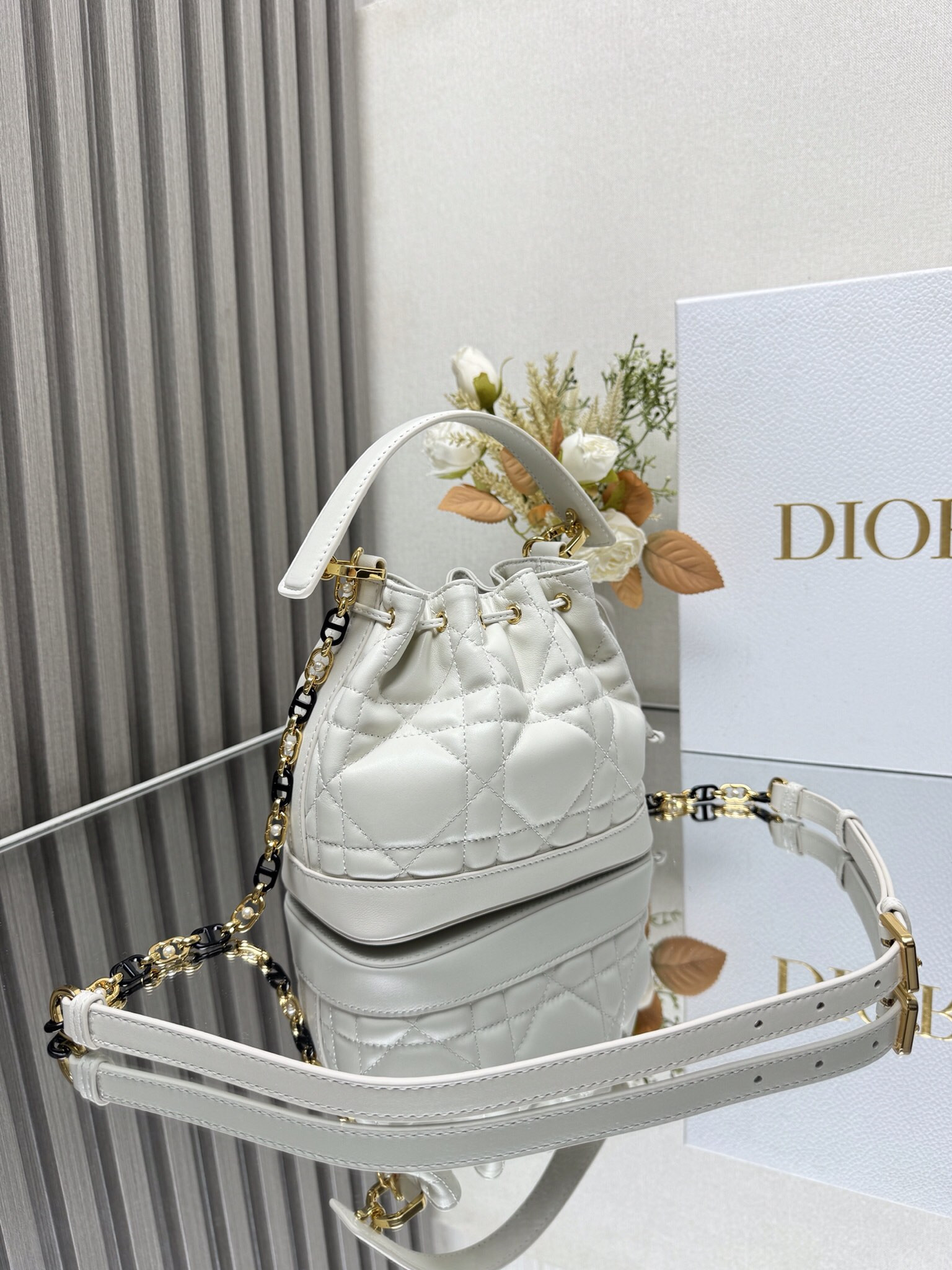 Small D*0r Jolie Bucket Bag 17 x 16 x 10.5 cm