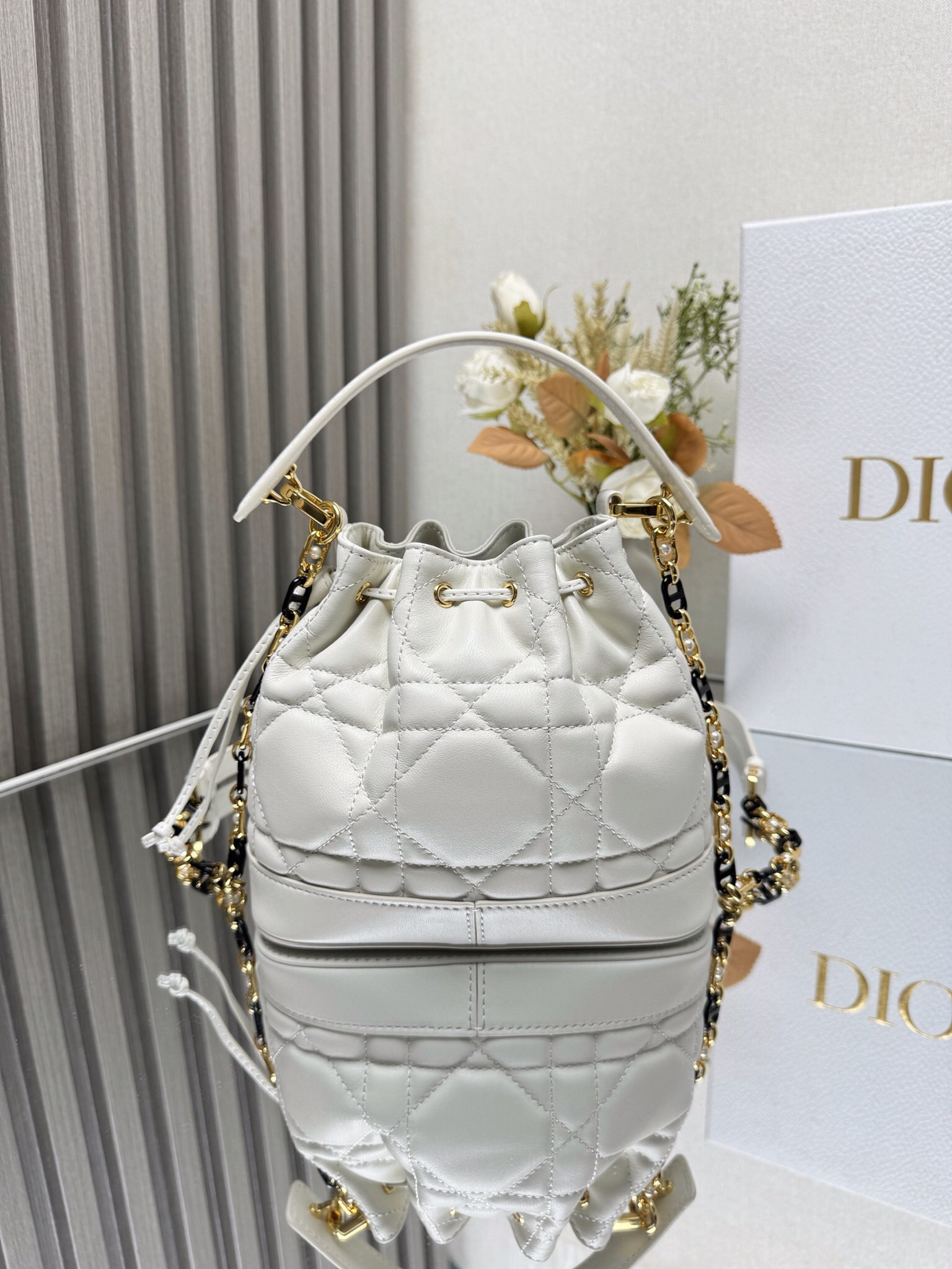 Small D*0r Jolie Bucket Bag 17 x 16 x 10.5 cm