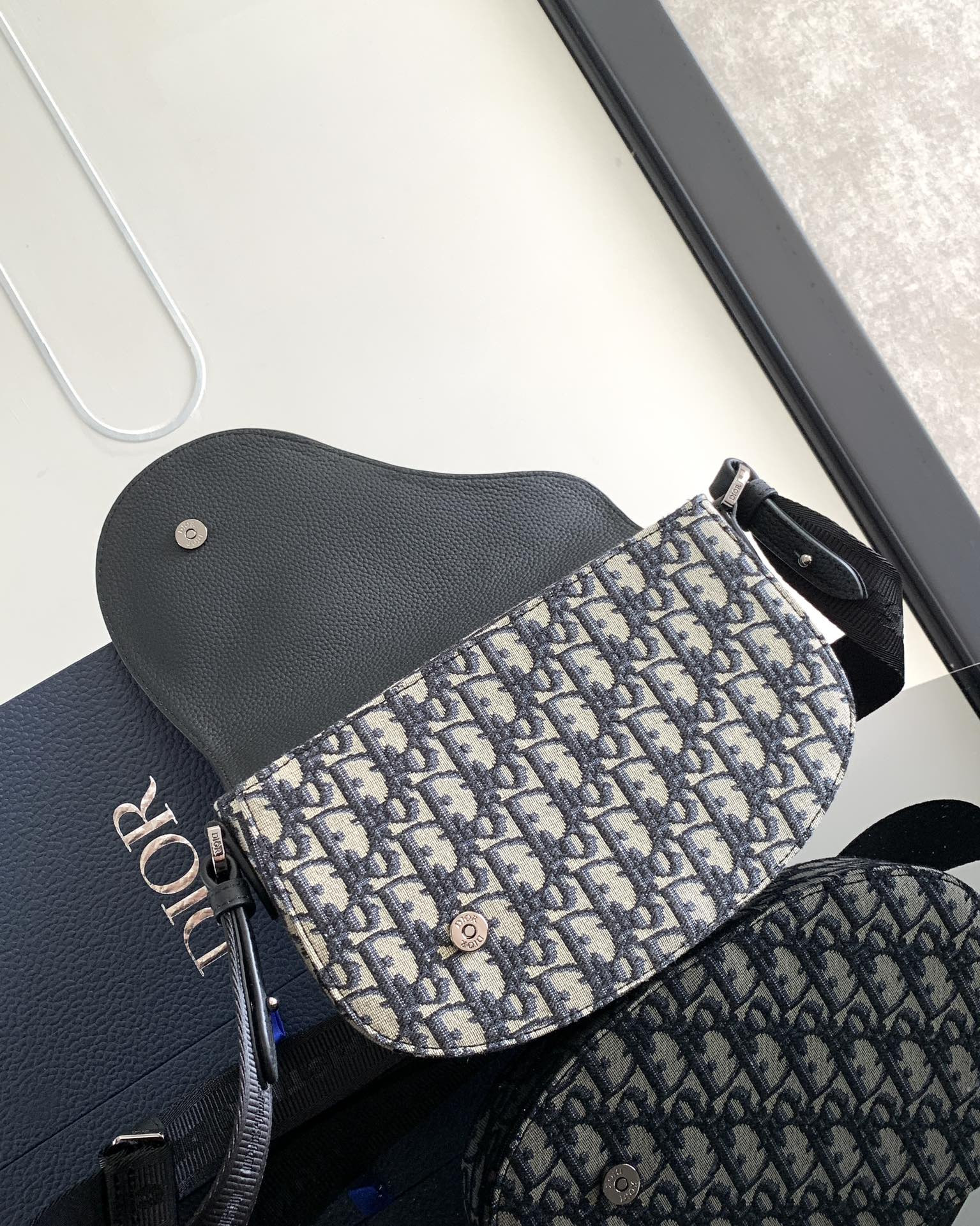 D*0r Saddle Messenger Bag 24 x 16.5 x 5.5 cm