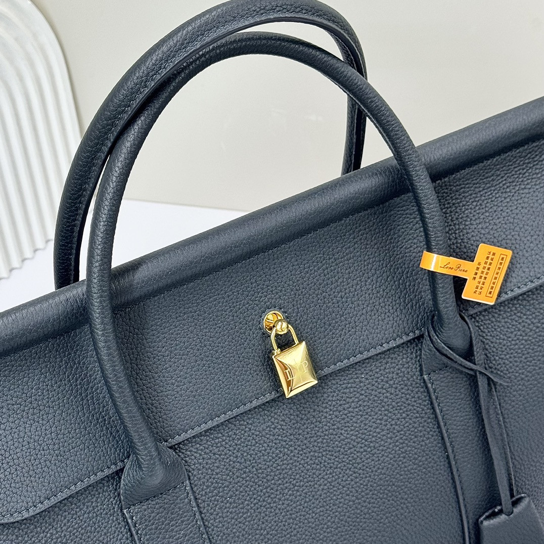 L**o p*ana Loom Bag L32 Grained Calfskin 33 x 23 x 18 cm