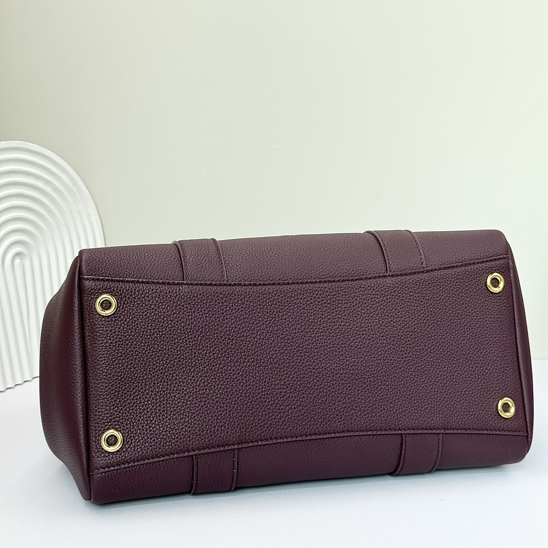 L**o p*ana Loom Bag L32 Grained Calfskin 33 x 23 x 18 cm