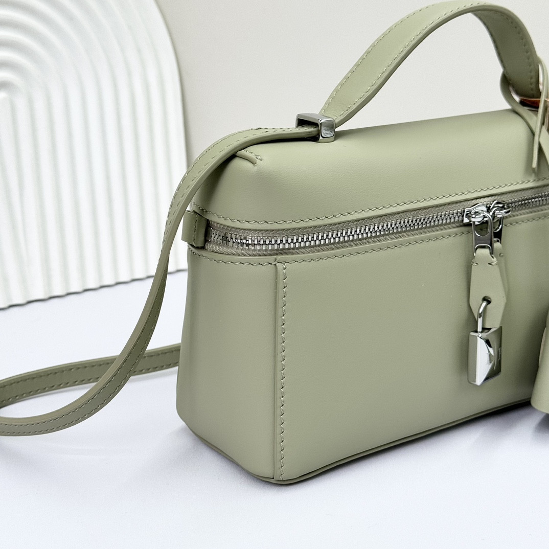 L**o p*ana Extra Pocket L19  Smooth Calfskin 11 x 19 x 6.5 cm