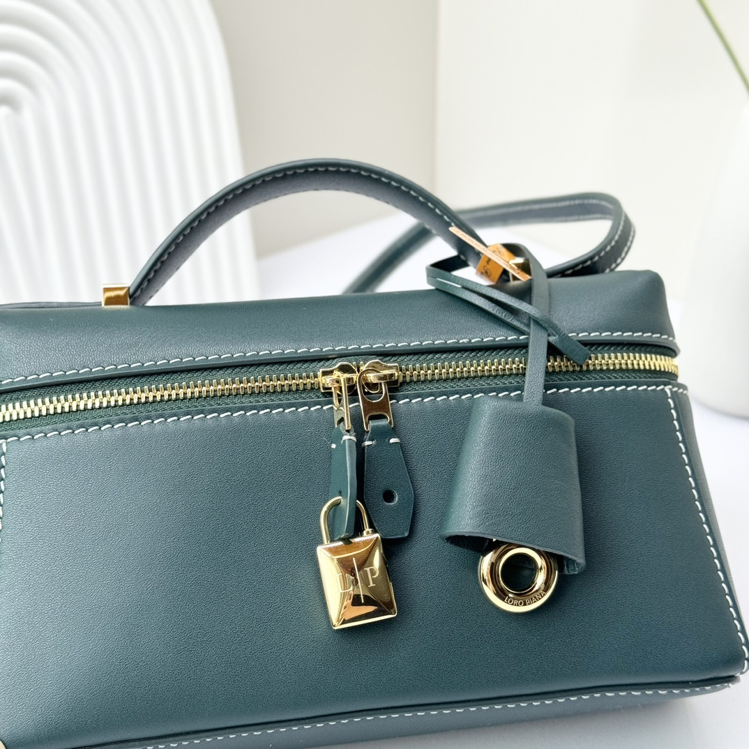 L**o p*ana Extra Pocket L19 Smooth Calfskin 11 x 19 x 6.5 cm