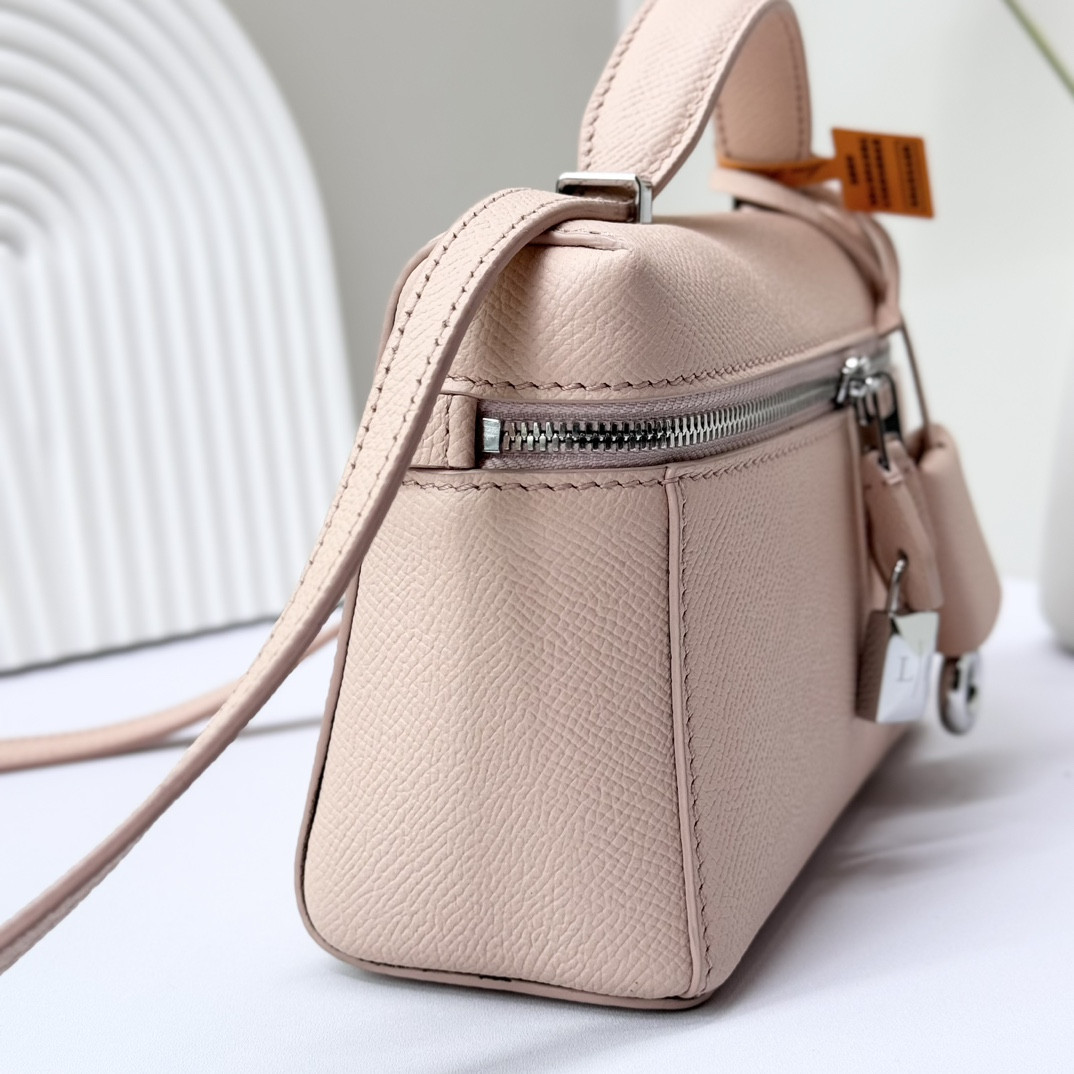 L**o p*ana Extra Pocket L19 Grained Calfskin 11 x 19 x 6.5 cm