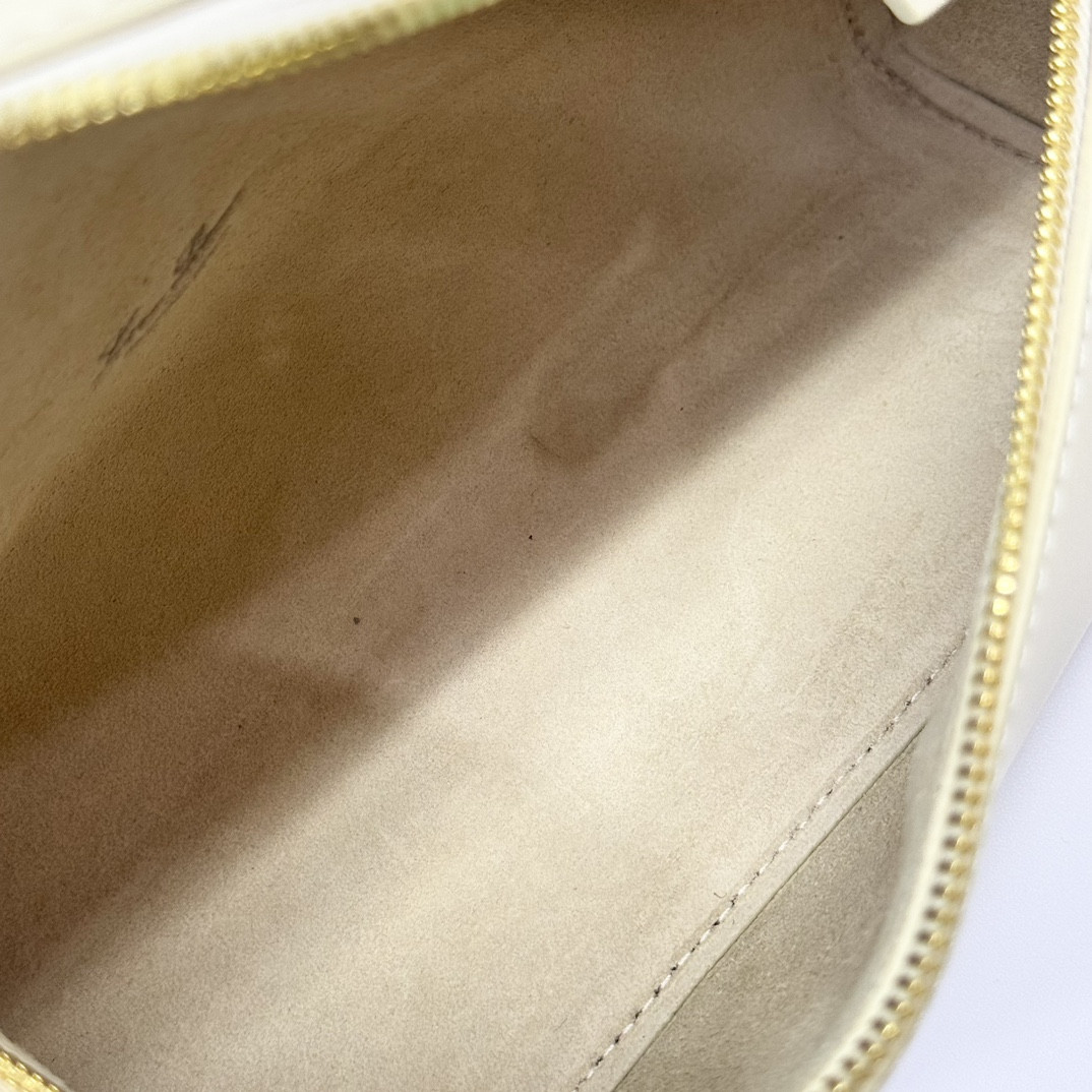 L**o p*ana Extra Pocket L19 Smooth Calfskin 11 x 19 x 6.5 cm