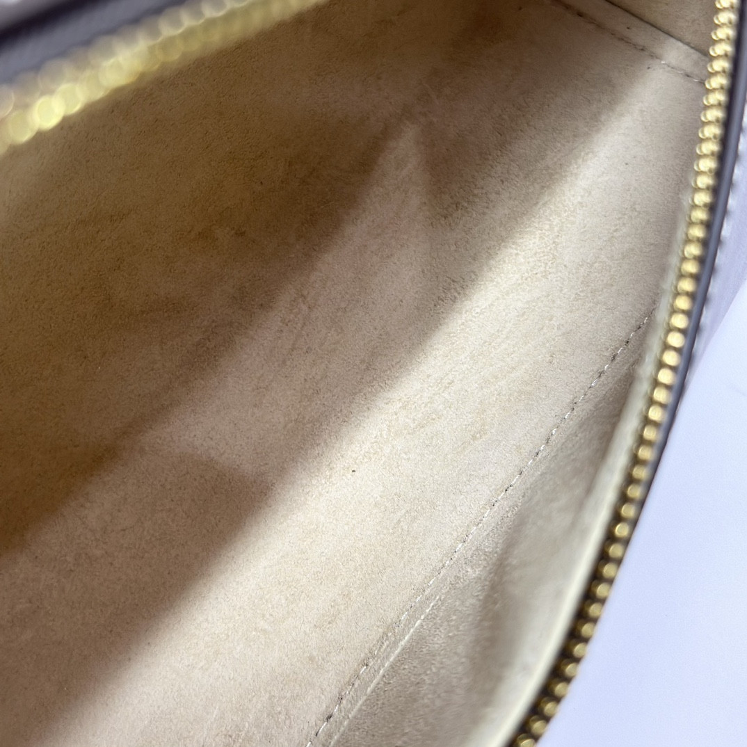 L**o p*ana Extra Pocket L19 Smooth Calfskin 11 x 19 x 6.5 cm