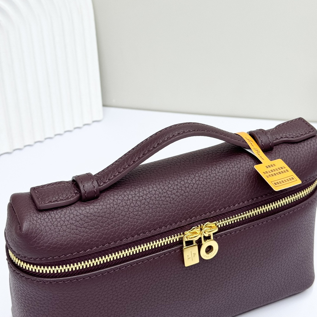 L**o p*ana Extra Pocket L19 Grained Calfskin 11 x 19 x 6.5 cm