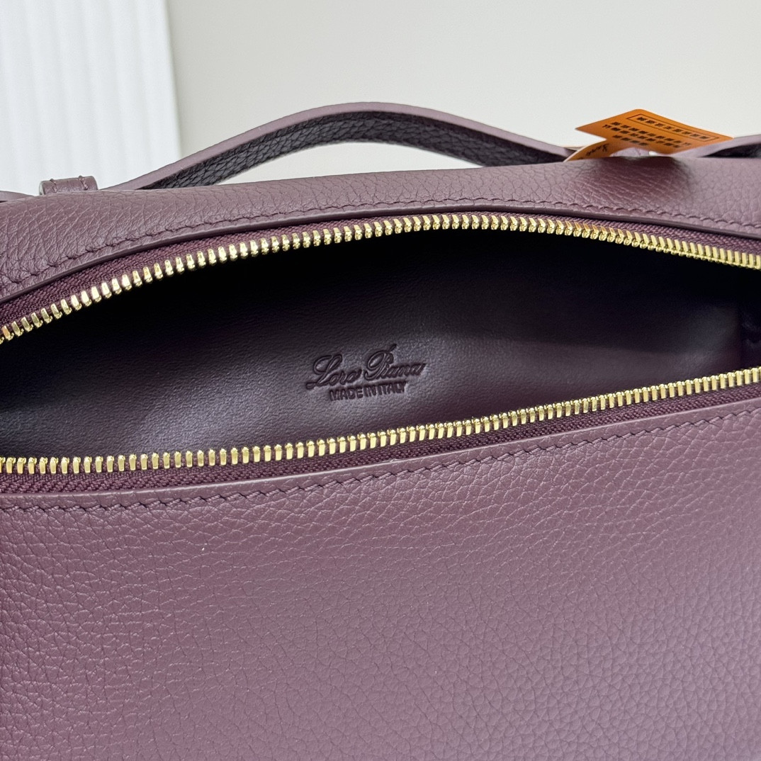 L**o p*ana Extra Pocket L19 Grained Calfskin 11 x 19 x 6.5 cm